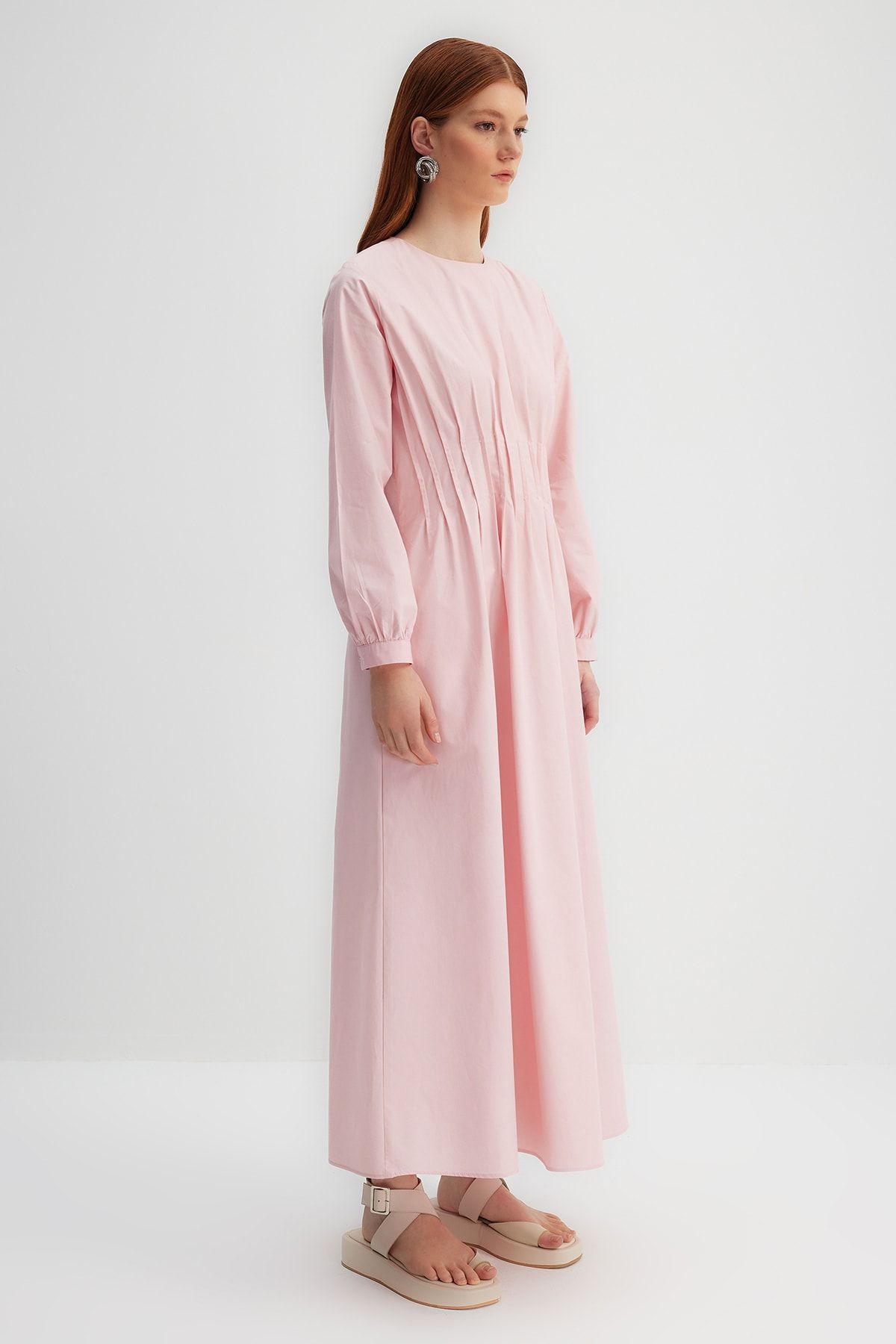 Trendyol Modest-X Kevser Sarıoglu Puderfarbenes, geripptes Kleid mit Taschendetails aus 100 % Baumwollpopeline TCLSS23EB00005 3