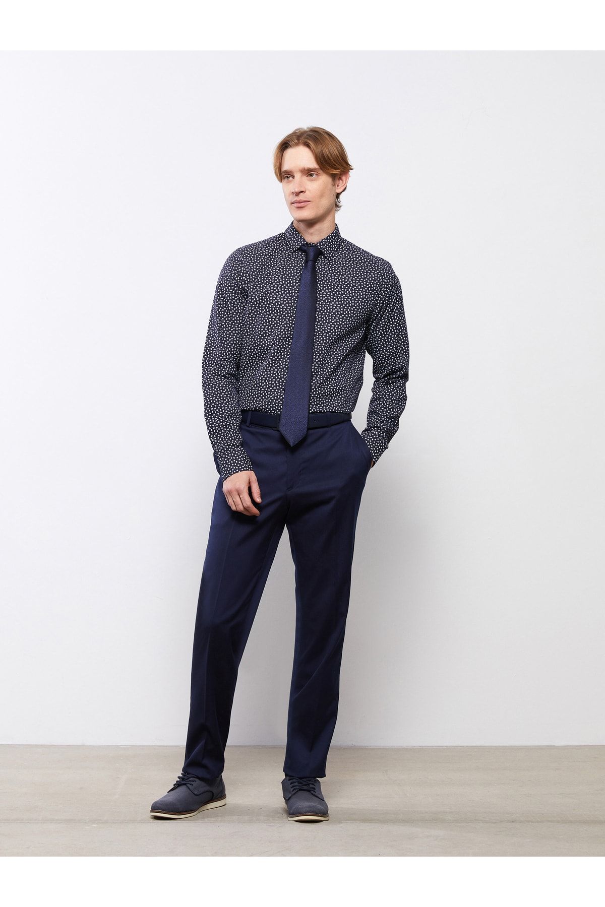 LC Waikiki Hemd Dunkelblau Slim Fit Fast ausverkauft