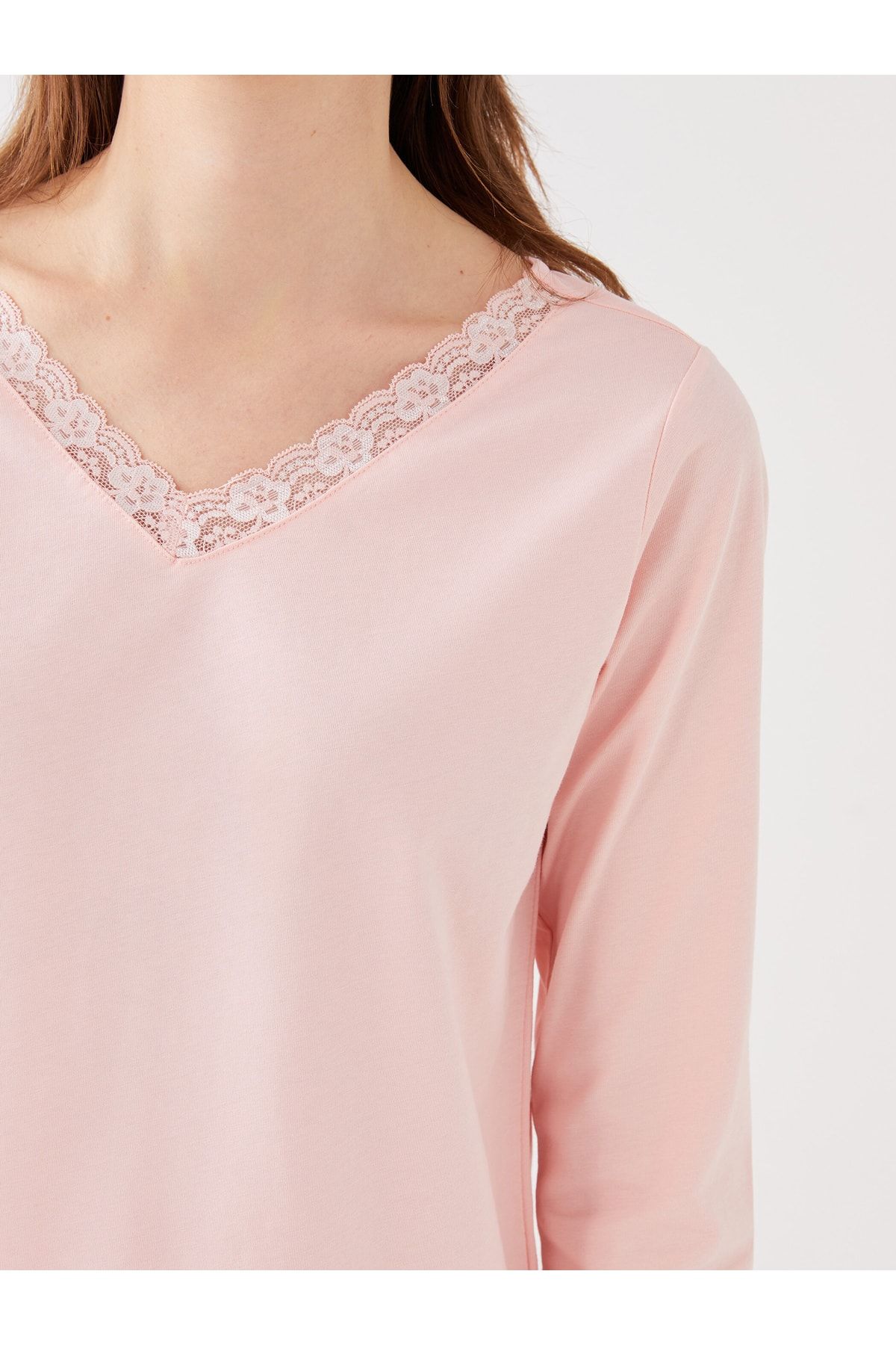 LC Waikiki-Pyjama-Set mit V-Ausschnitt und Spitzendetail für Damen 4