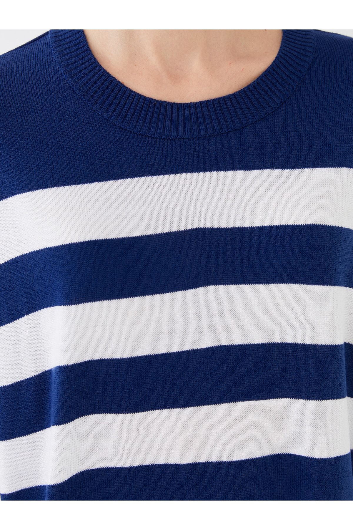 LC Waikiki-Damski sweter oversize z dzianiny w paski z długim rękawem i okrągłym dekoltem 4