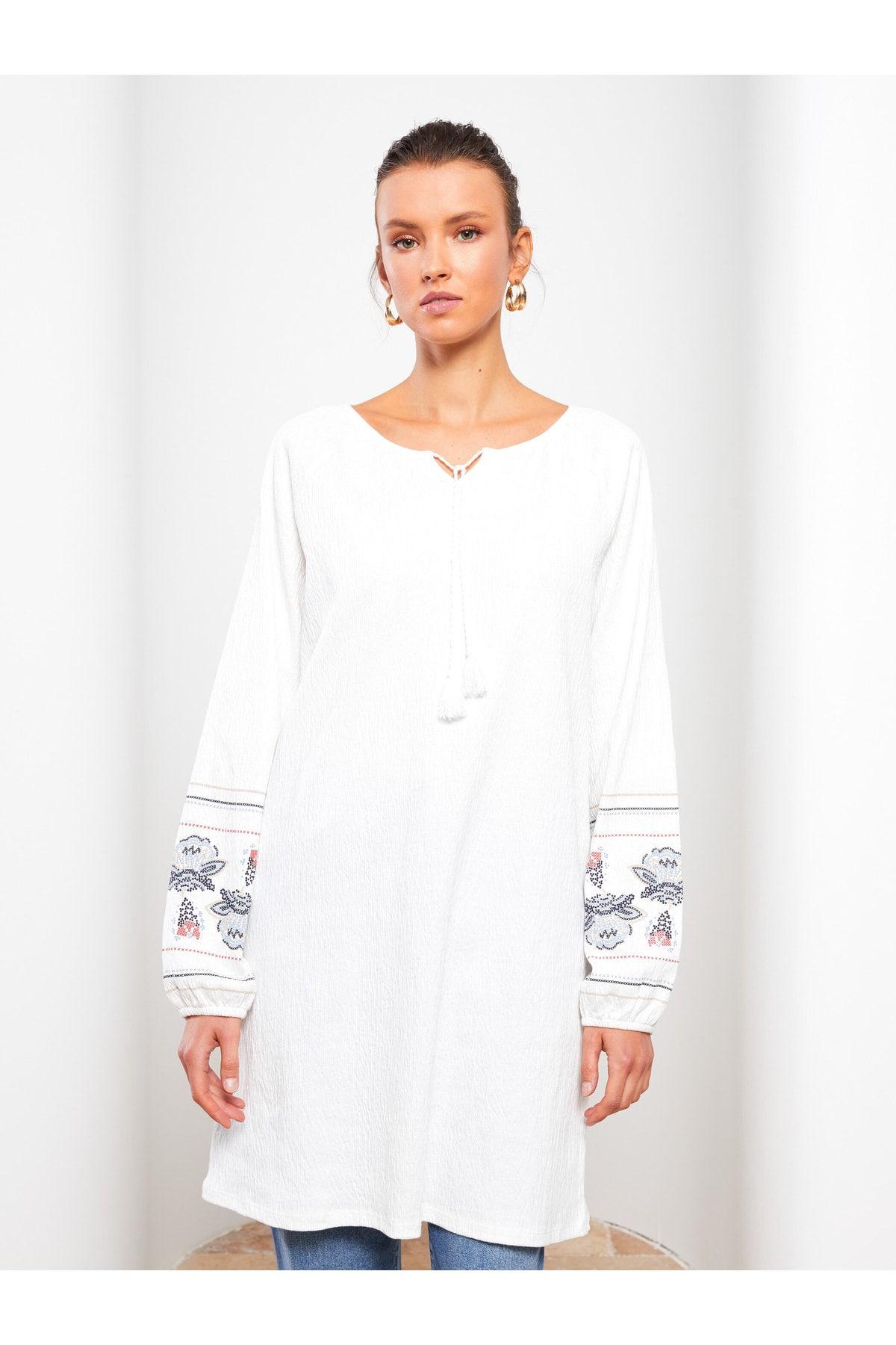 LC Waikiki-Langärmlige Tunika für Damen mit Bindekragen und Stickerei 3