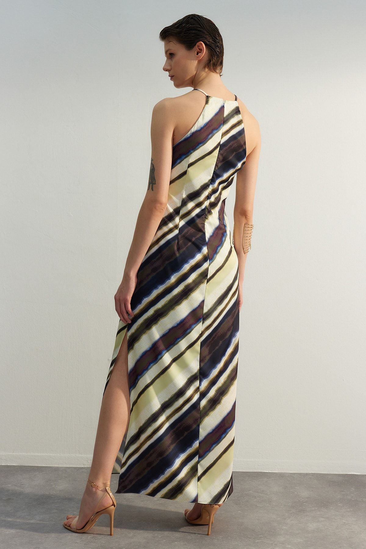 Trendyol Collection-Gewebtes Satin-Maxikleid – mehrfarbig, Batikmuster, gerader Schnitt, ärmellos und gefüttert – TWOSS23EL02238 5