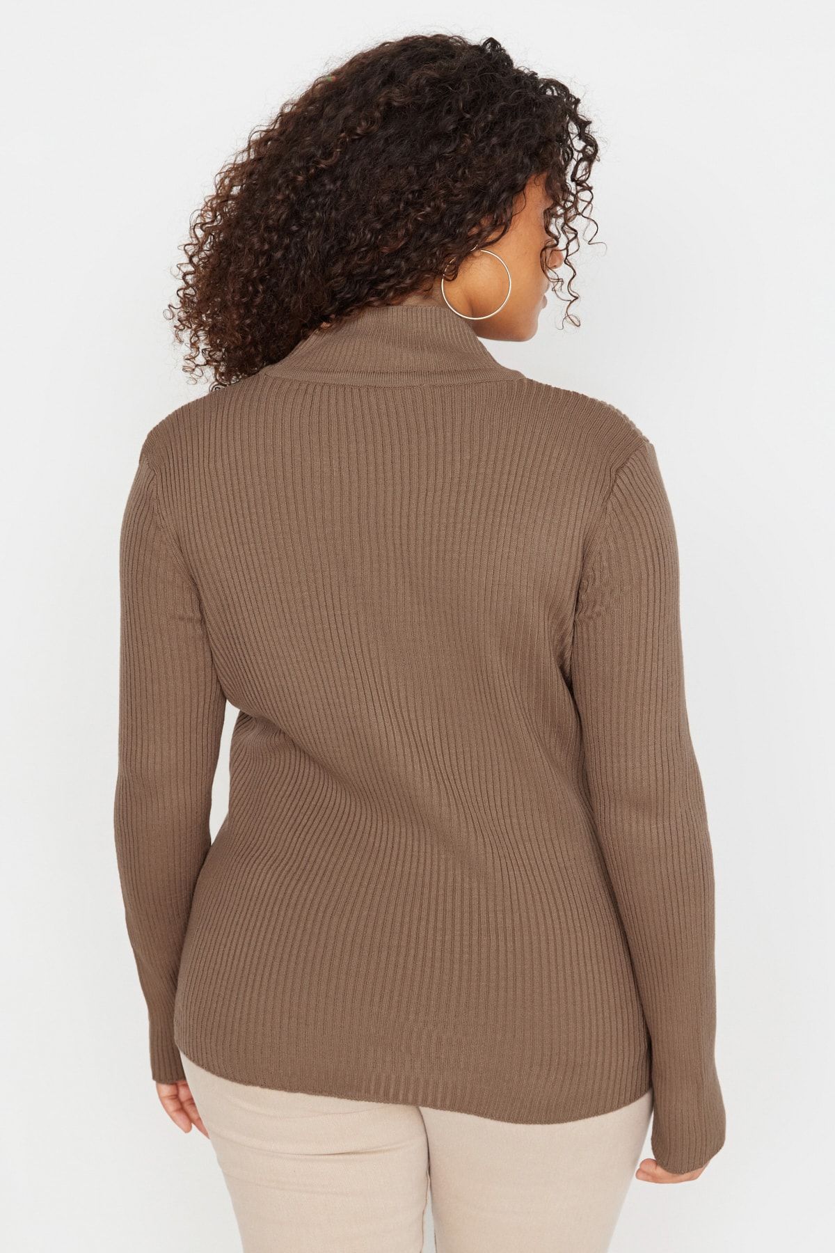 Trendyol Curve-Dünner Strickpullover mit halbem Rollkragen in Nerzbraun TBBAW23AN00022 5