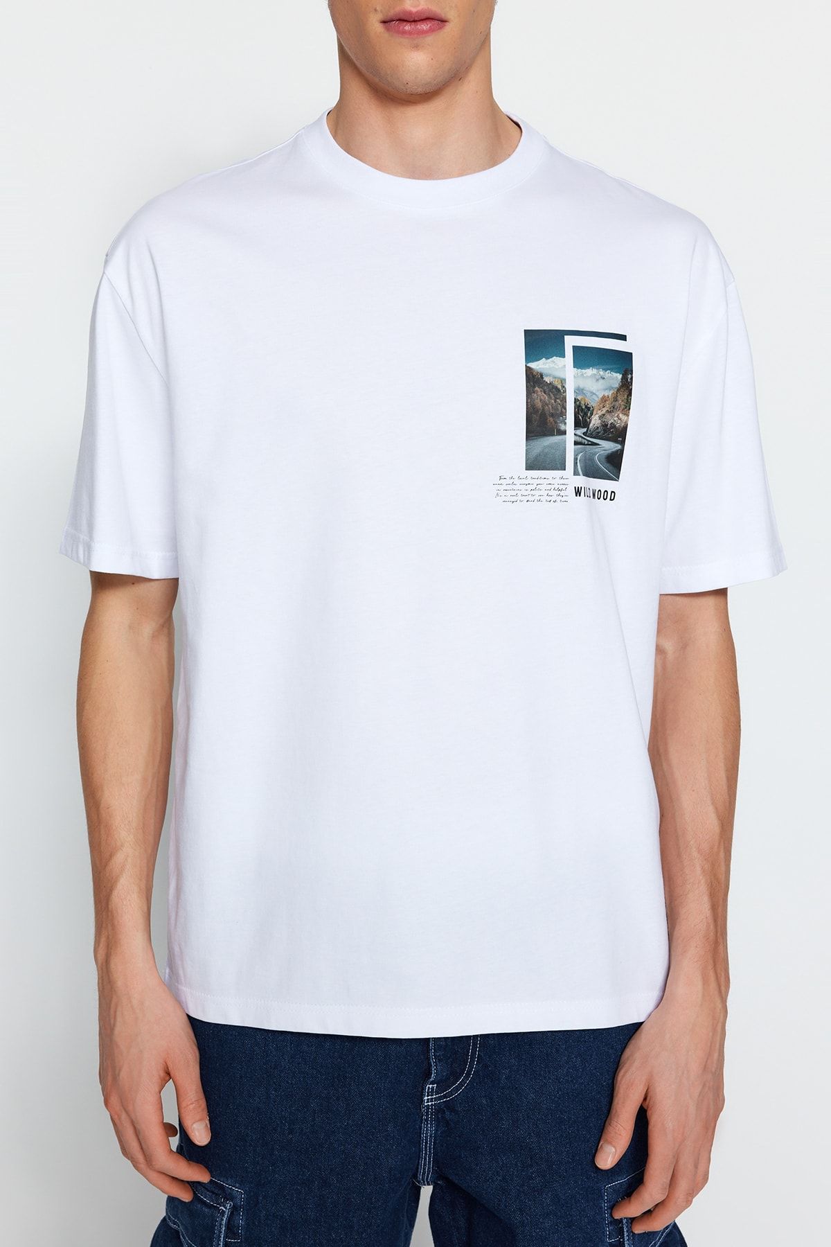 Trendyol Collection-Λευκό μπλουζάκι με κοντό μανίκι Oversize/Wide Cut Landscape με στάμπα 100% βαμβάκι TMNSS23TS00242 5