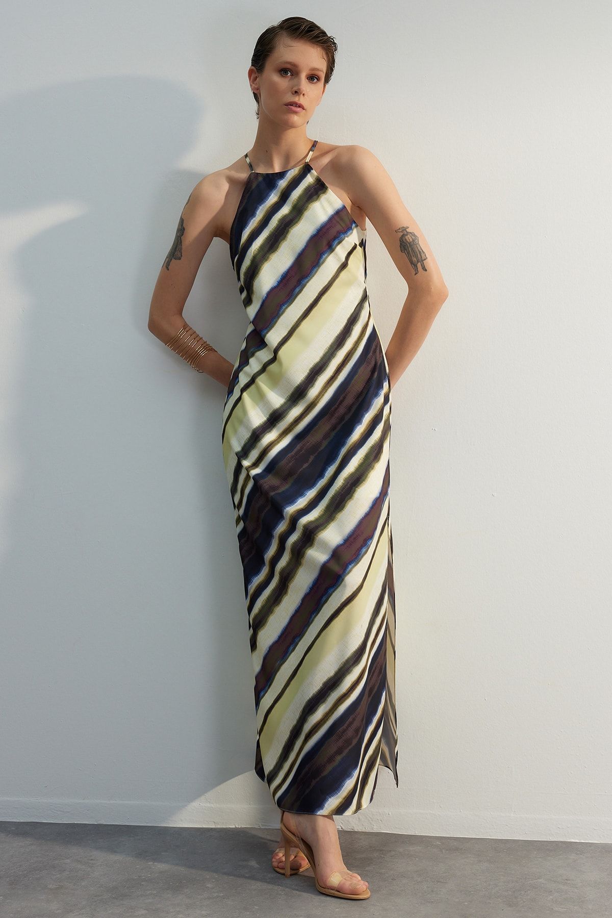 Trendyol Collection-Gewebtes Satin-Maxikleid – mehrfarbig, Batikmuster, gerader Schnitt, ärmellos und gefüttert – TWOSS23EL02238 2