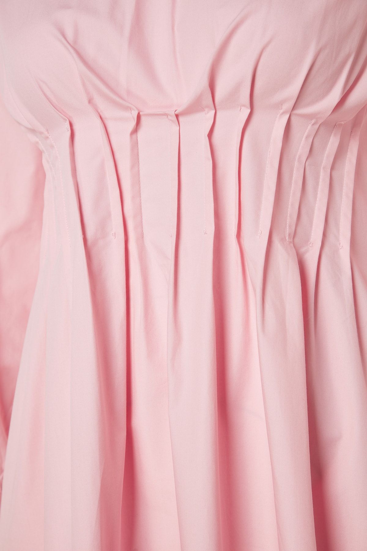 Trendyol Modest-X Kevser Sarıoglu Puderfarbenes, geripptes Kleid mit Taschendetails aus 100 % Baumwollpopeline TCLSS23EB00005 7