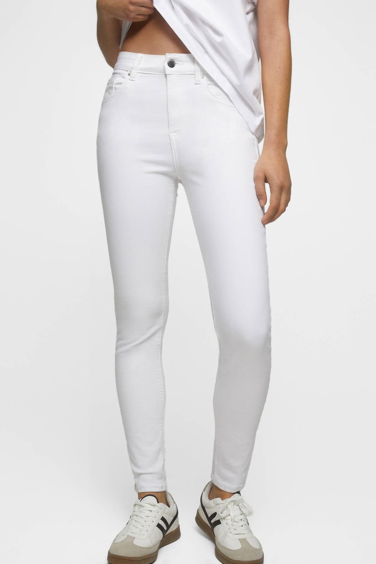 شلوار جین سفید کمربلند جیب دار مدل جذب زنانه پول اند بیر Pull & Bear (برند اسپانیا)