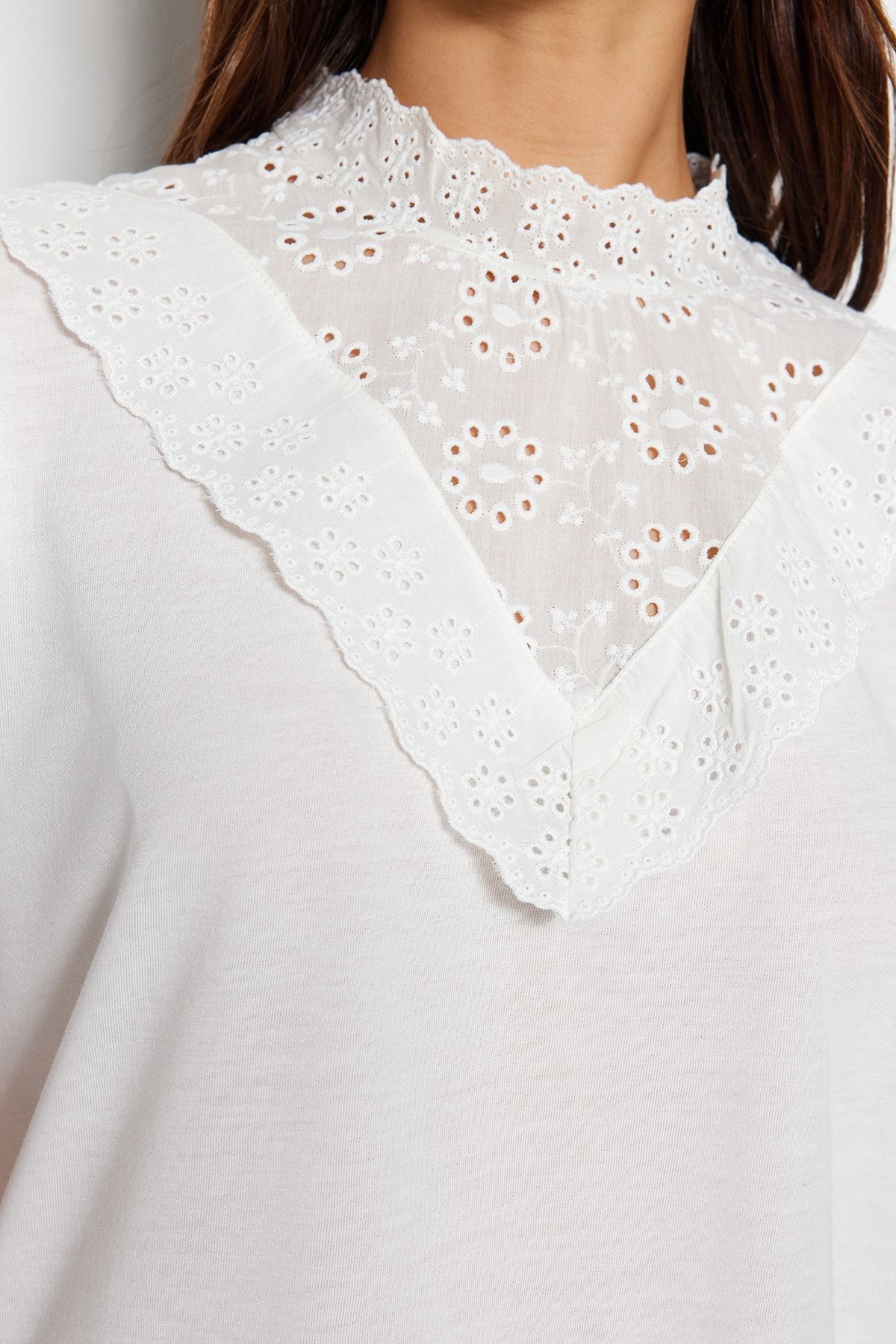 Trendyol Collection-Weiße, mit Baumwolle gefütterte Bluse mit Stehkragen – TWOSS23BZ00879 2