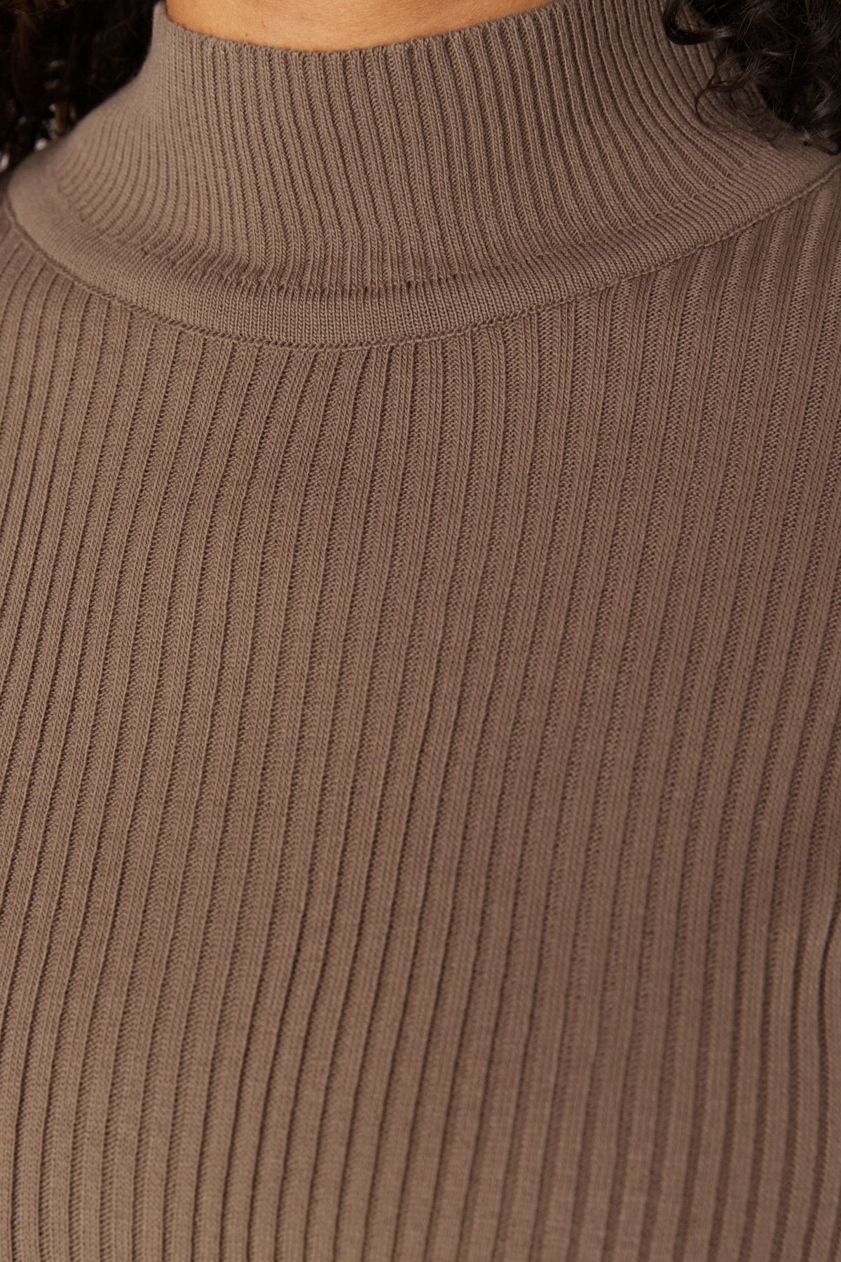 Trendyol Curve-Dünner Strickpullover mit halbem Rollkragen in Nerzbraun TBBAW23AN00022 4