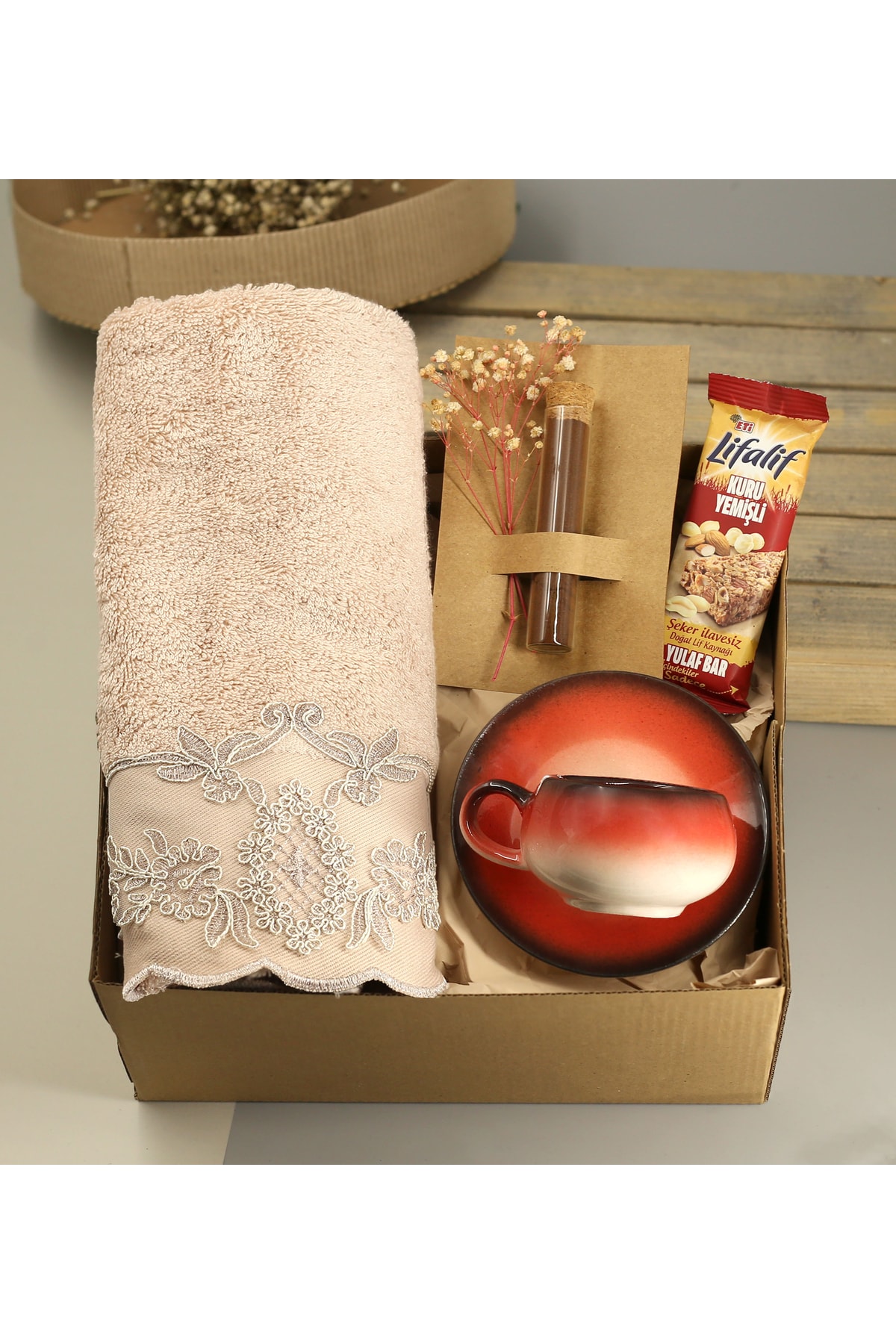 Turkish Coffee & Bar Gift Set with Pupilla Bamboo Towel & Red Color Vintage Cup & Card