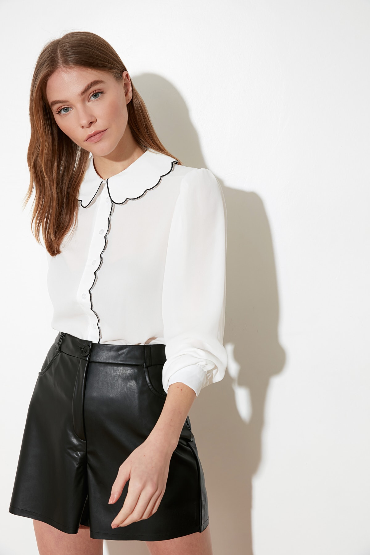 Trendyol Collection Bílá tkaná košile s detailem výšivky - Regular Fit TWOAW21GO0302