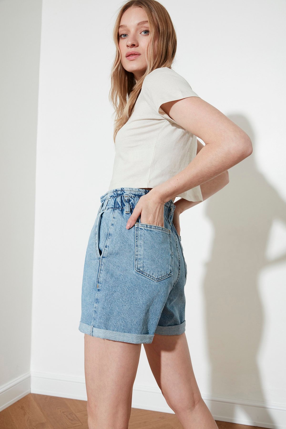 Trendyol Collection-Μπλε πιο βιώσιμο τζιν σορτς με κουμπιά μπροστά TWOSS20SR0319 4