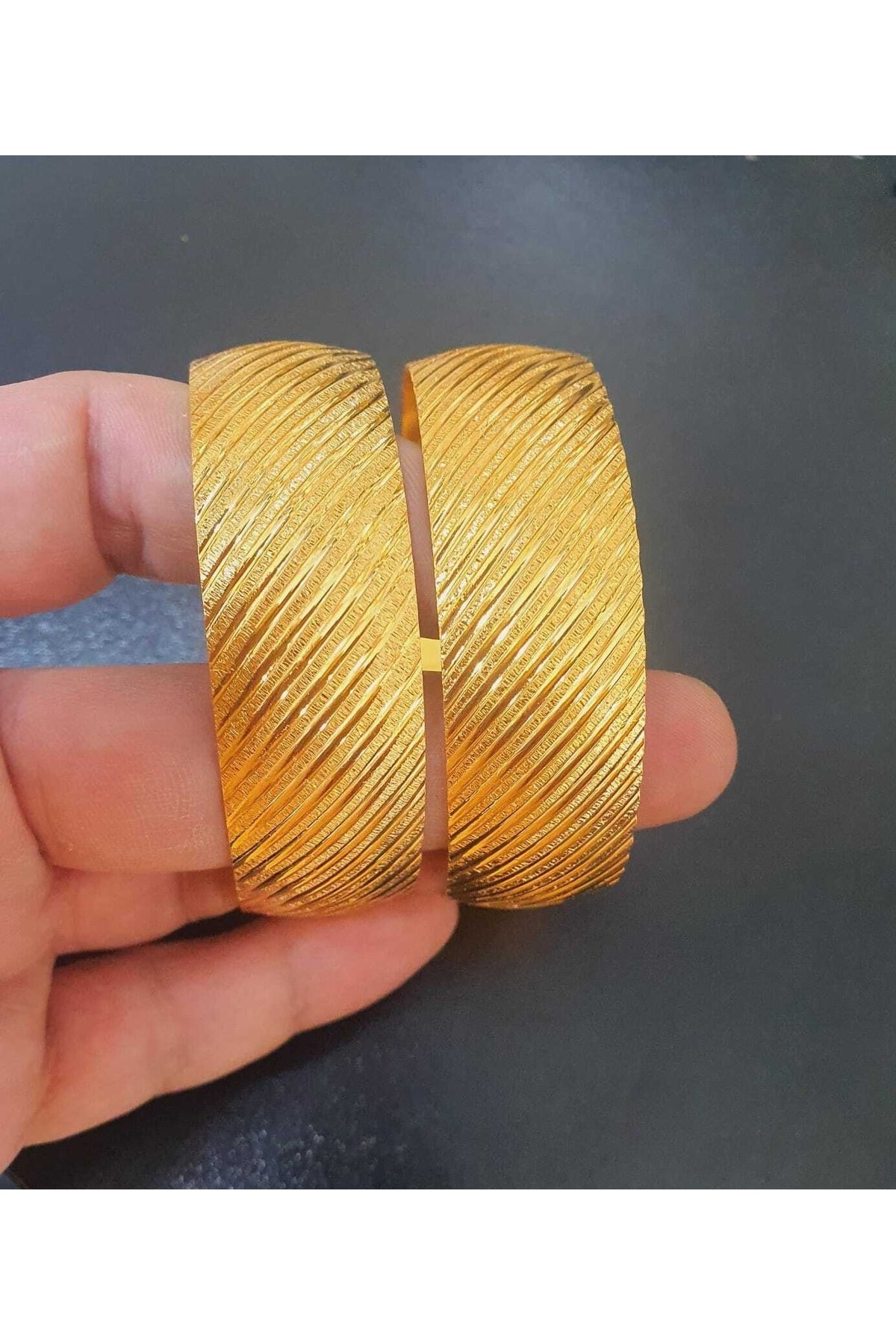 22 Ayar Altın Kaplama Çapraz Parlak Kalemli Mat Desenli 2cm Bilezik 1 Adet Fiyatıdır