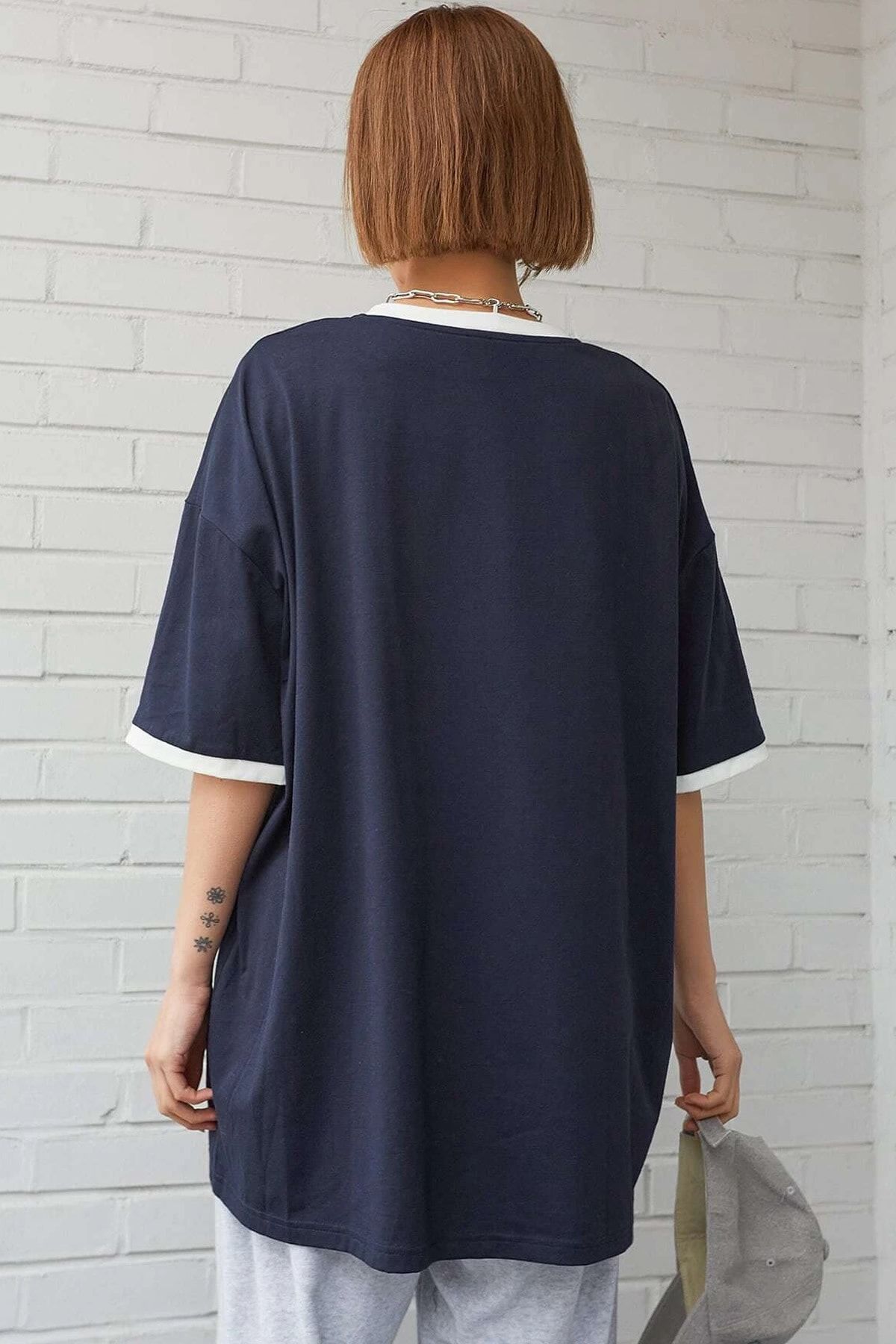 MODAGEN-Granatowy T-shirt oversize unisex z kołnierzykiem i szczegółowym nadrukiem klubu kalifornijskiego 4