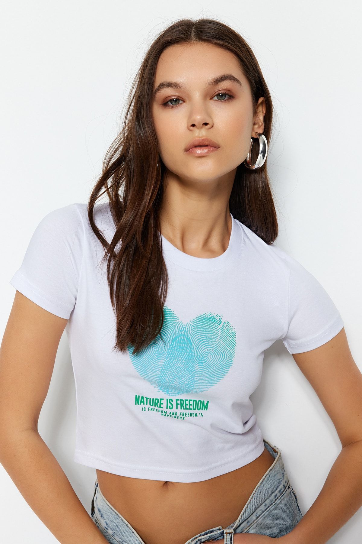 Trendyol Collection-Weißes, eng anliegendes, kurz geschnittenes, dehnbares Strick-T-Shirt aus Baumwolle mit Herzmuster und Rundhalsausschnitt TWOSS23TS00272 1