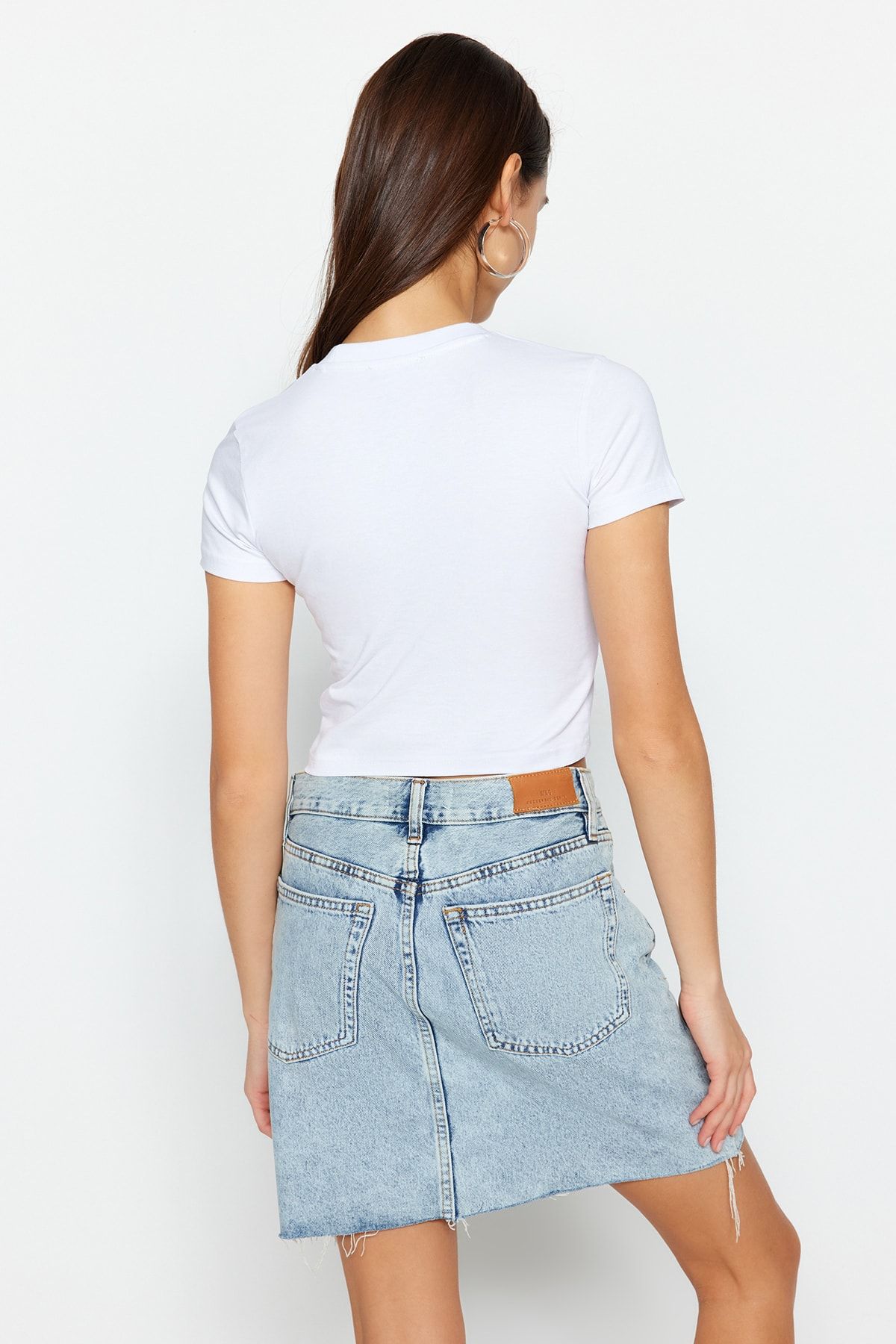 Trendyol Collection-Weißes, eng anliegendes, kurz geschnittenes, dehnbares Strick-T-Shirt aus Baumwolle mit Herzmuster und Rundhalsausschnitt TWOSS23TS00272 5