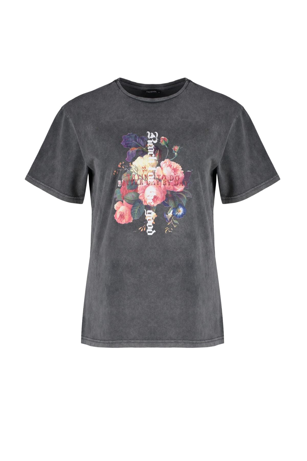 Trendyol Collection-Anthrazitfarbenes, bedrucktes und verblasstes Oversize/Wide-Fit-Strick-T-Shirt aus 100 % Baumwolle TWOSS23TS00281 13