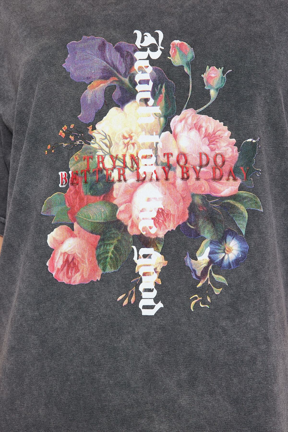 Trendyol Collection-Anthrazitfarbenes, bedrucktes und verblasstes Oversize/Wide-Fit-Strick-T-Shirt aus 100 % Baumwolle TWOSS23TS00281 11