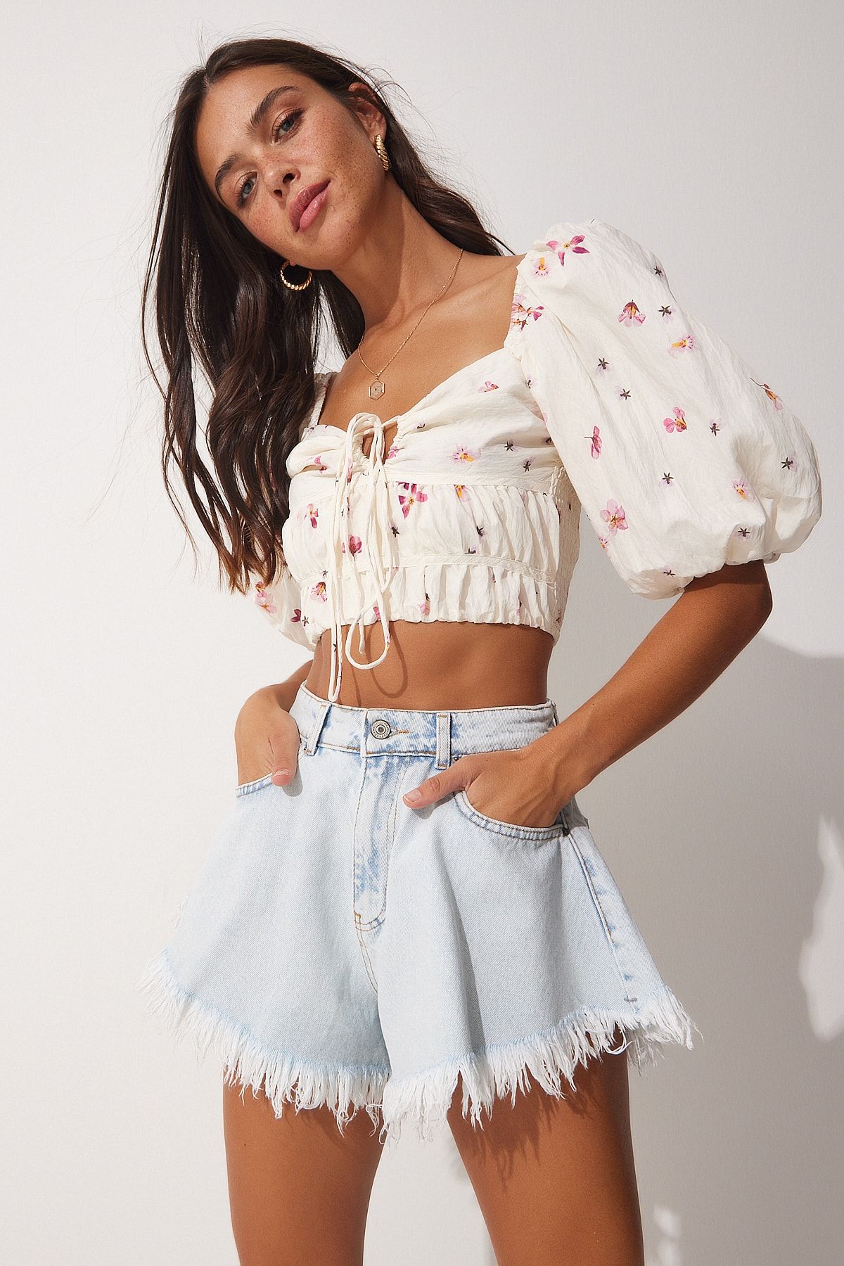 Happiness İstanbul Eisblaue Jeans-Shorts mit hoher Taille und Quasten für Damen OK00035