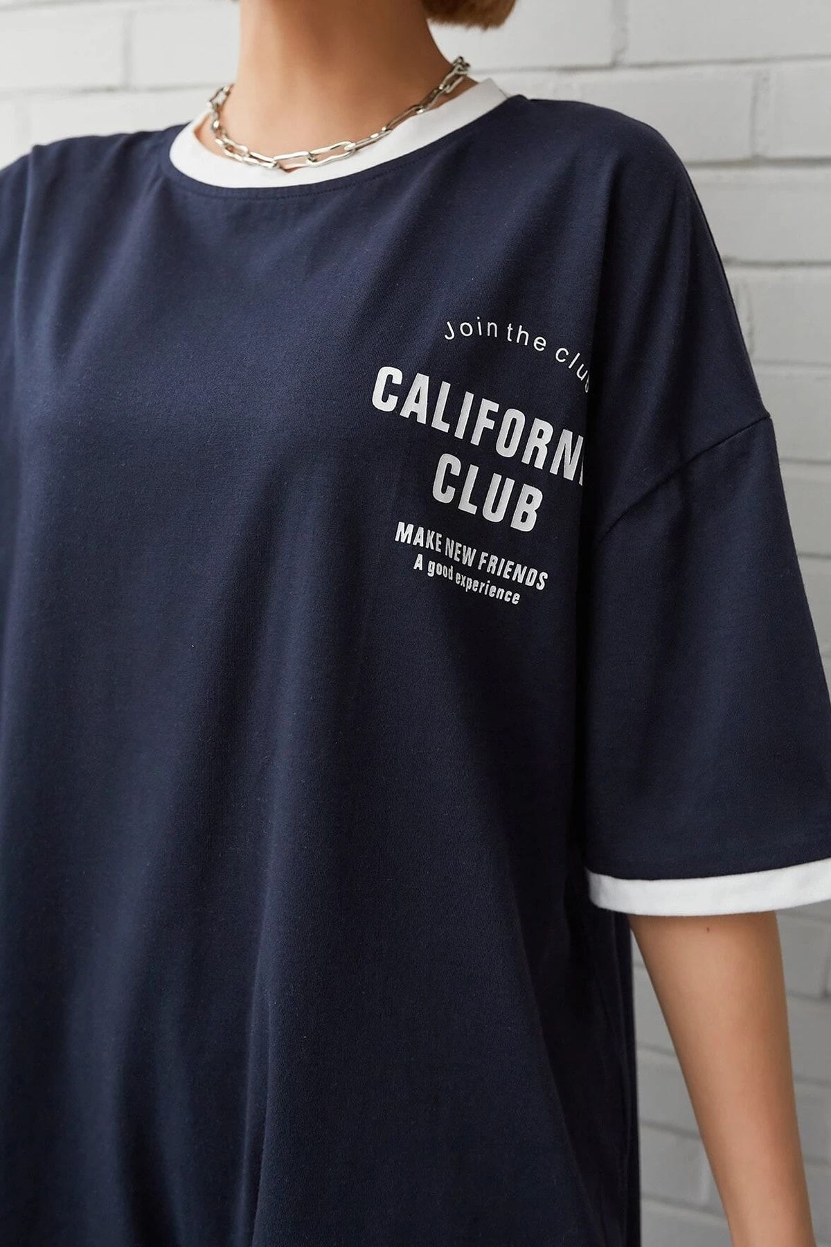 MODAGEN-Granatowy T-shirt oversize unisex z kołnierzykiem i szczegółowym nadrukiem klubu kalifornijskiego 3