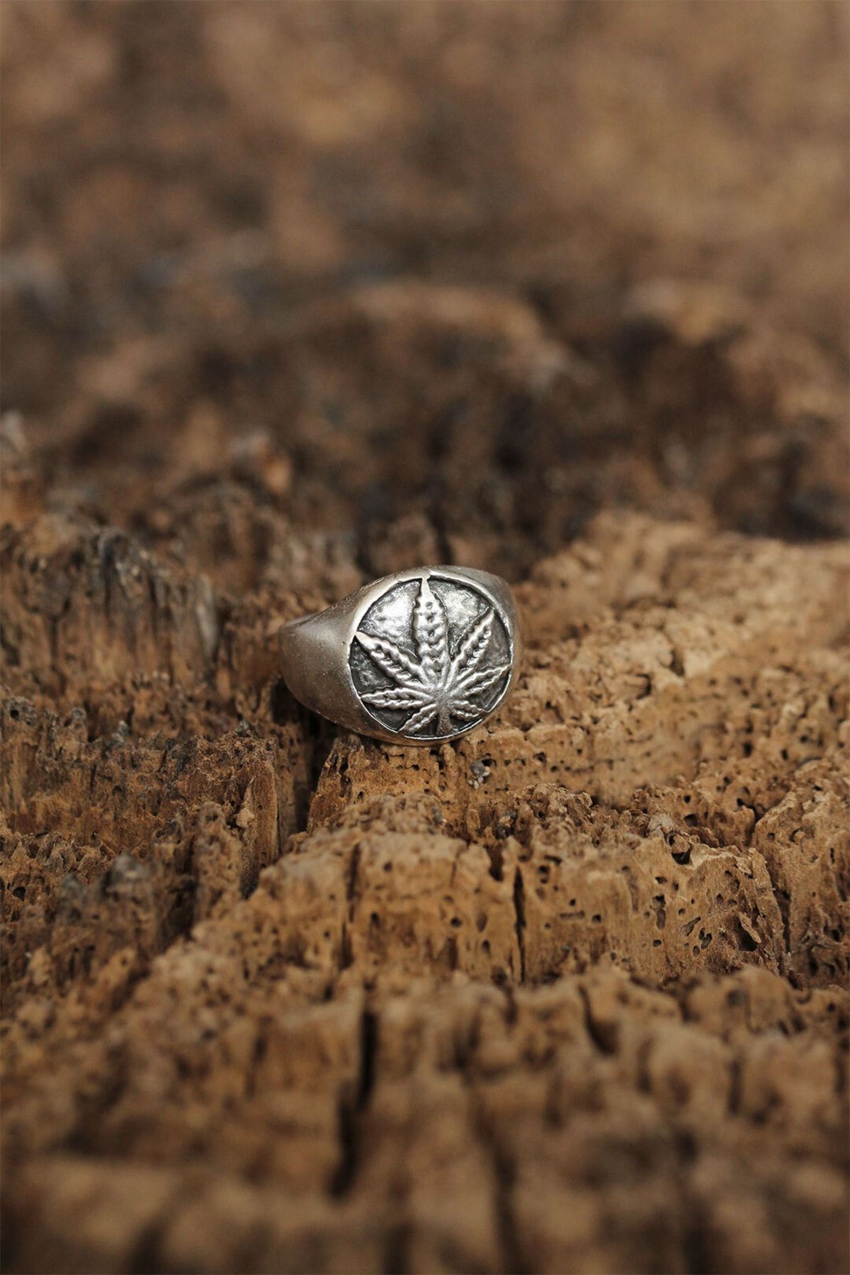 Adjustable discount leaf ring