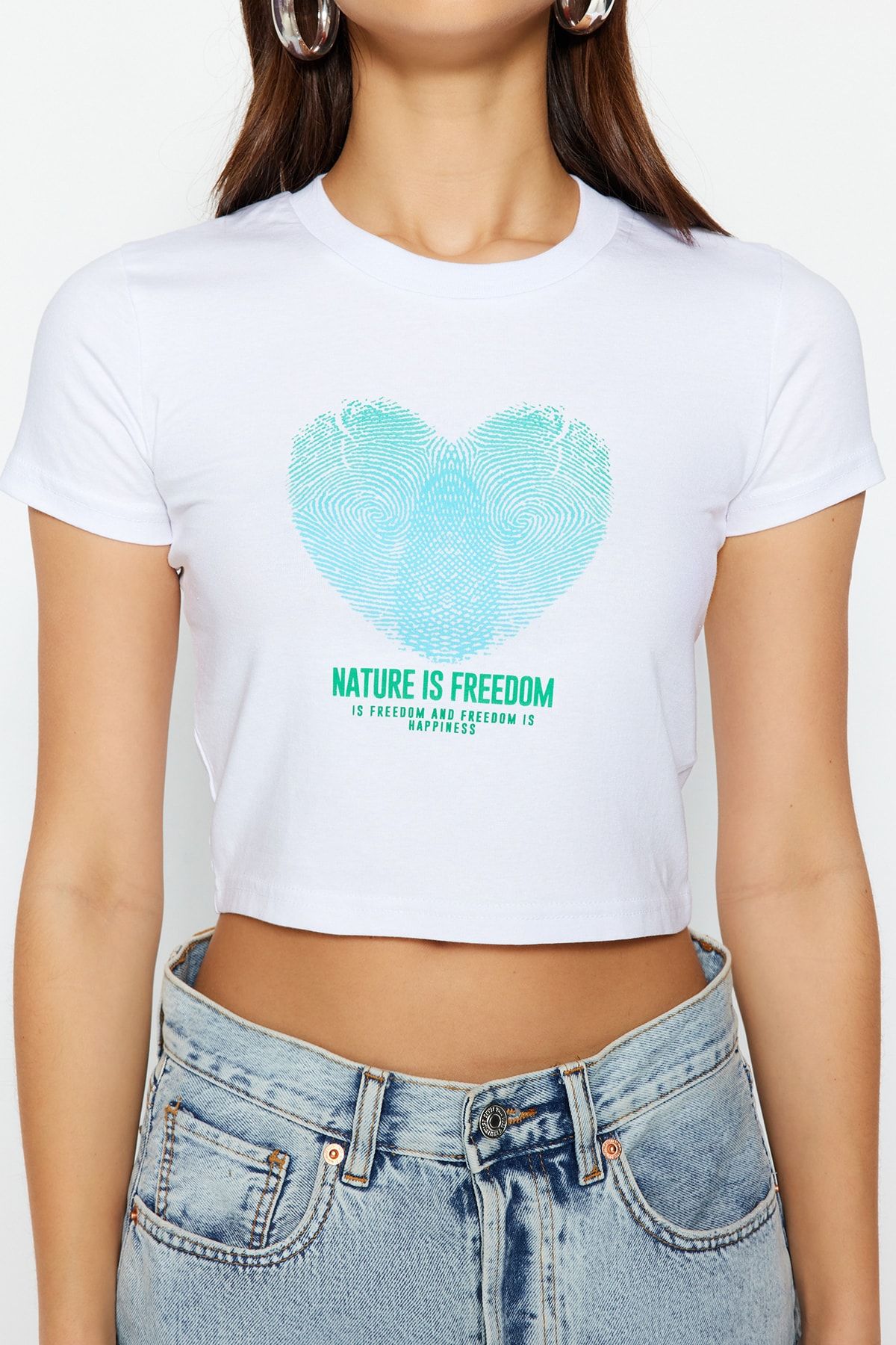 Trendyol Collection-Weißes, eng anliegendes, kurz geschnittenes, dehnbares Strick-T-Shirt aus Baumwolle mit Herzmuster und Rundhalsausschnitt TWOSS23TS00272 3