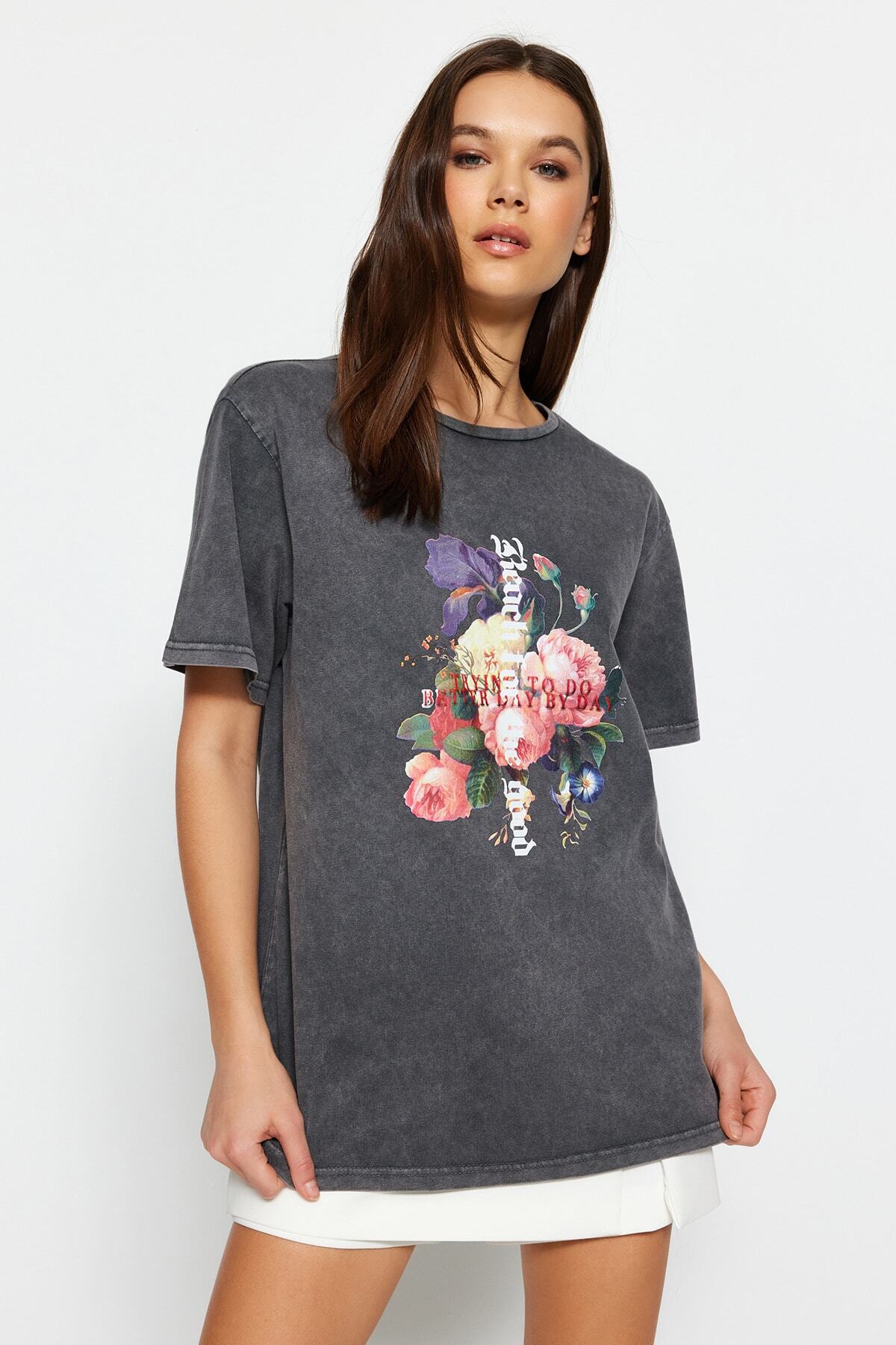 Trendyol Collection-Anthrazitfarbenes, bedrucktes und verblasstes Oversize/Wide-Fit-Strick-T-Shirt aus 100 % Baumwolle TWOSS23TS00281 7