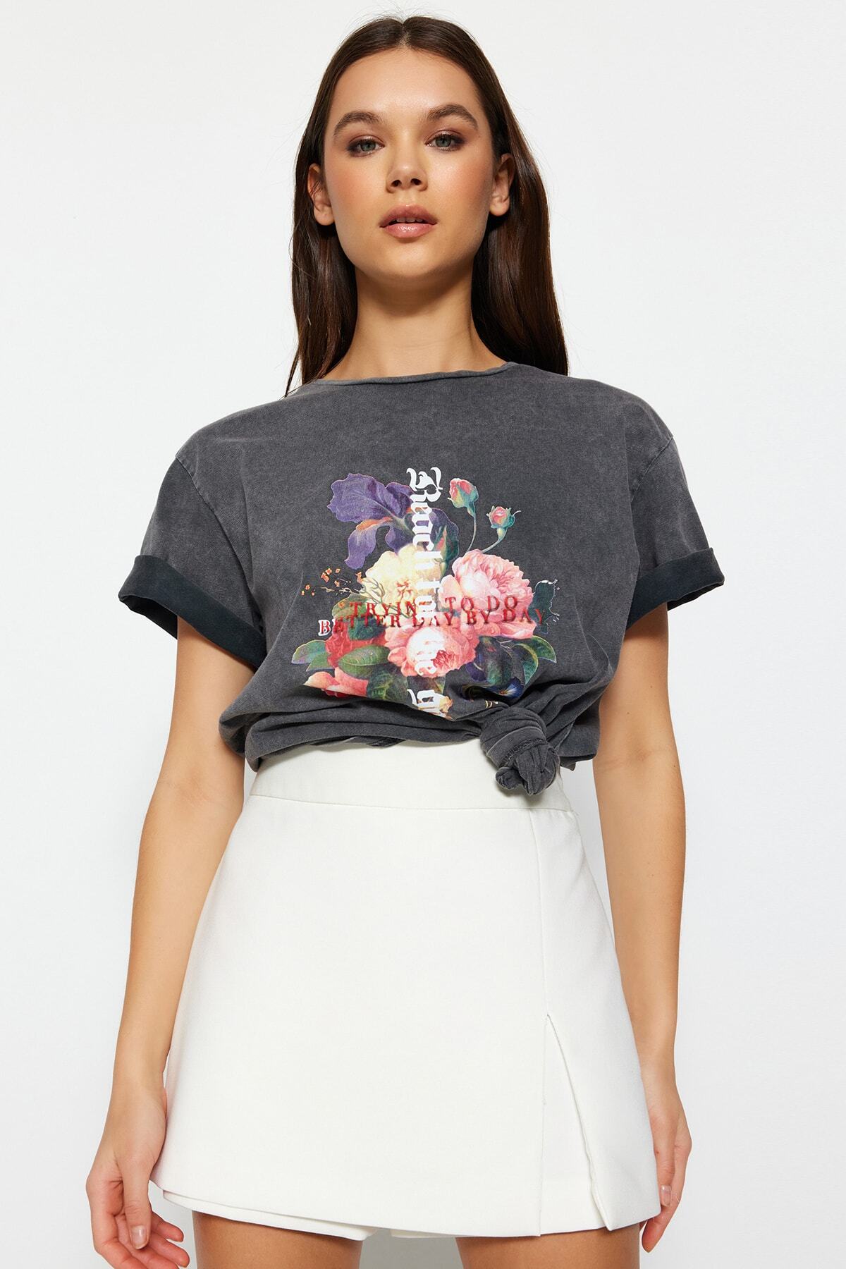 Trendyol Collection-Anthrazitfarbenes, bedrucktes und verblasstes Oversize/Wide-Fit-Strick-T-Shirt aus 100 % Baumwolle TWOSS23TS00281 9