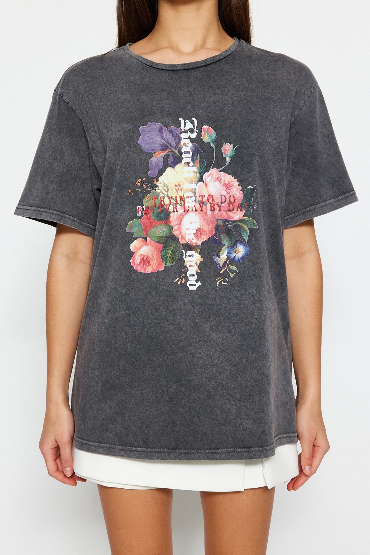 Trendyol Collection-Anthrazitfarbenes, bedrucktes und verblasstes Oversize/Wide-Fit-Strick-T-Shirt aus 100 % Baumwolle TWOSS23TS00281 10