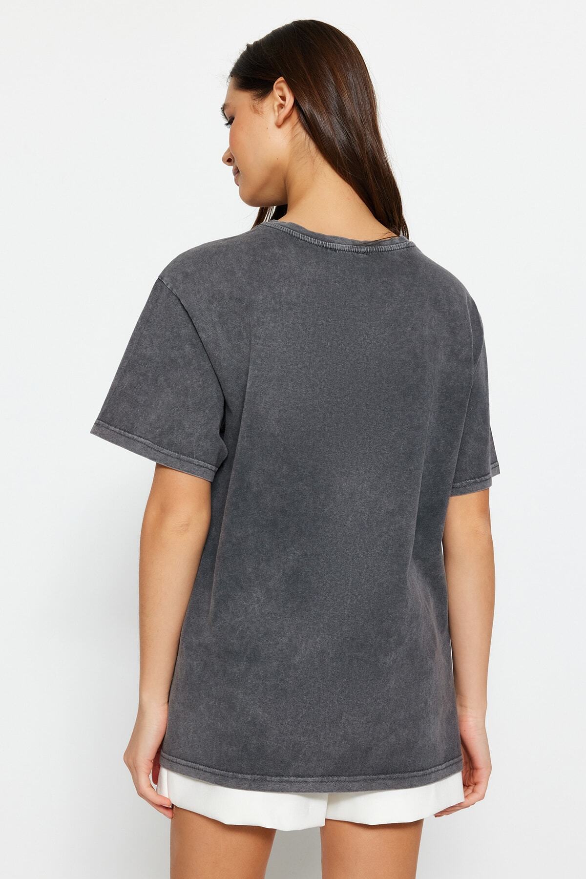 Trendyol Collection-Anthrazitfarbenes, bedrucktes und verblasstes Oversize/Wide-Fit-Strick-T-Shirt aus 100 % Baumwolle TWOSS23TS00281 12