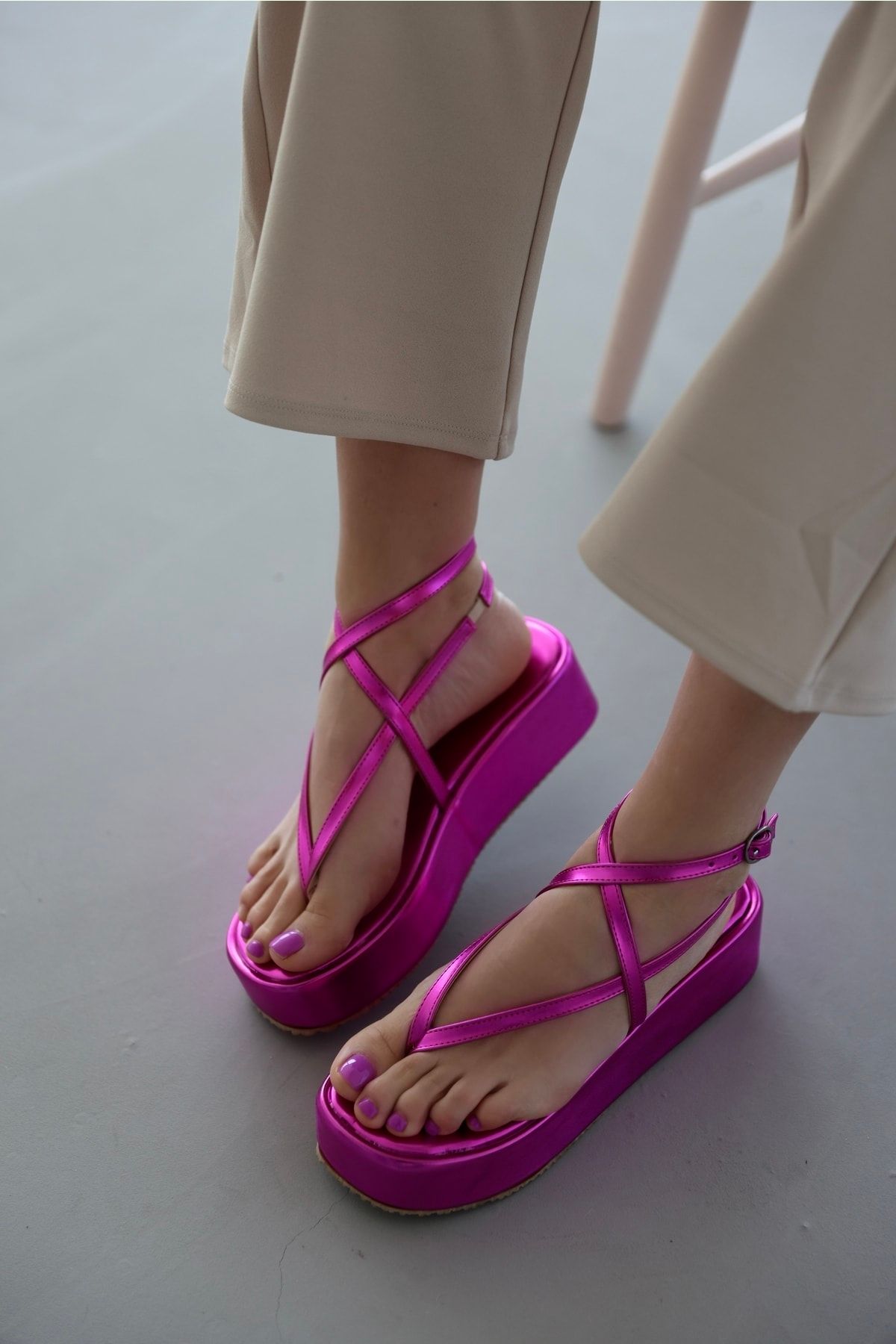 Hot pink flip flops online