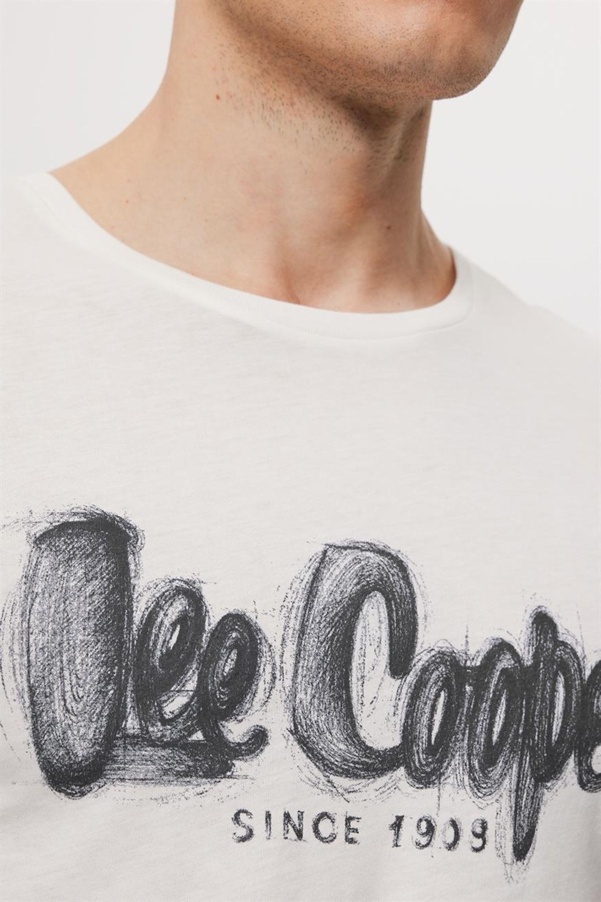 تی شرت سفید مردانه 232 LCM 242029 Drawlogo o Lee Cooper