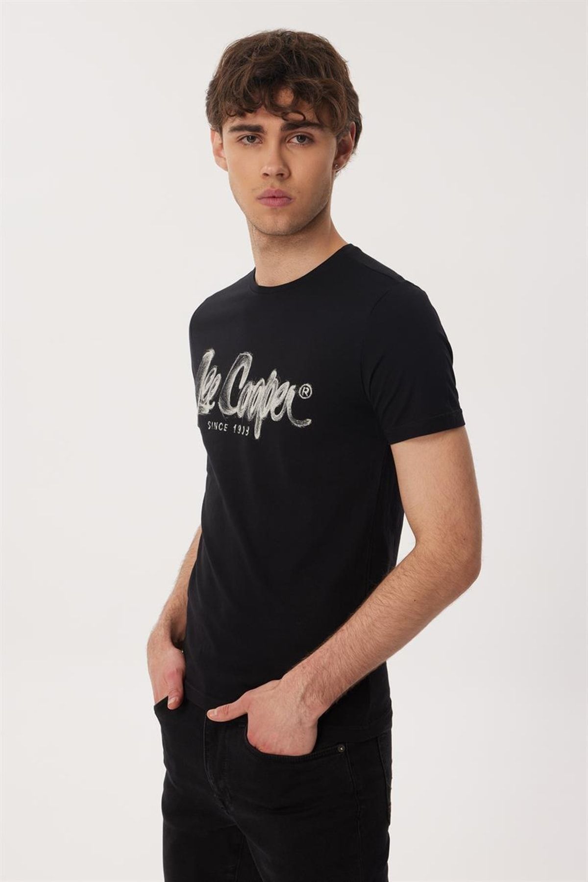 تی شرت مشکی مردانه سیاه 232 LCM 242029 Le DrawingLogo O Yaka Lee Cooper
