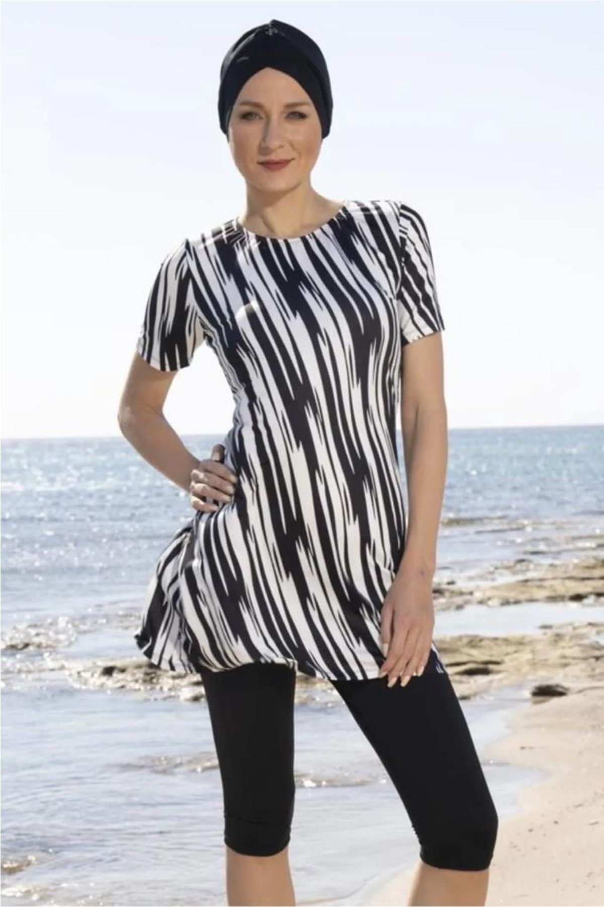 Estiva-23802 ملابس سباحة سوداء قصيرة الأكمام شبه مغطاة 4