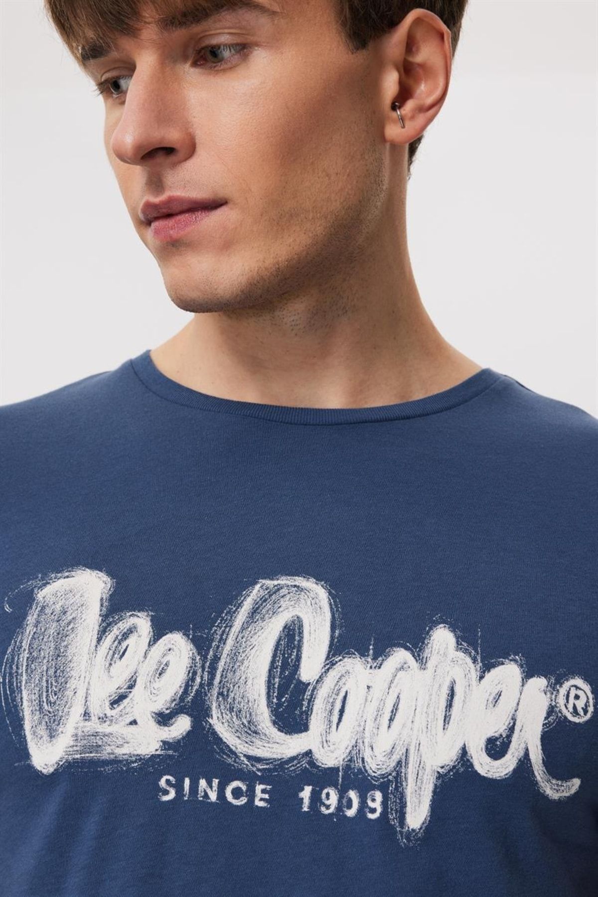 تی شرت آبی مردانه نیلی 232 LCM 242029 DrawingLogo o Lee Cooper