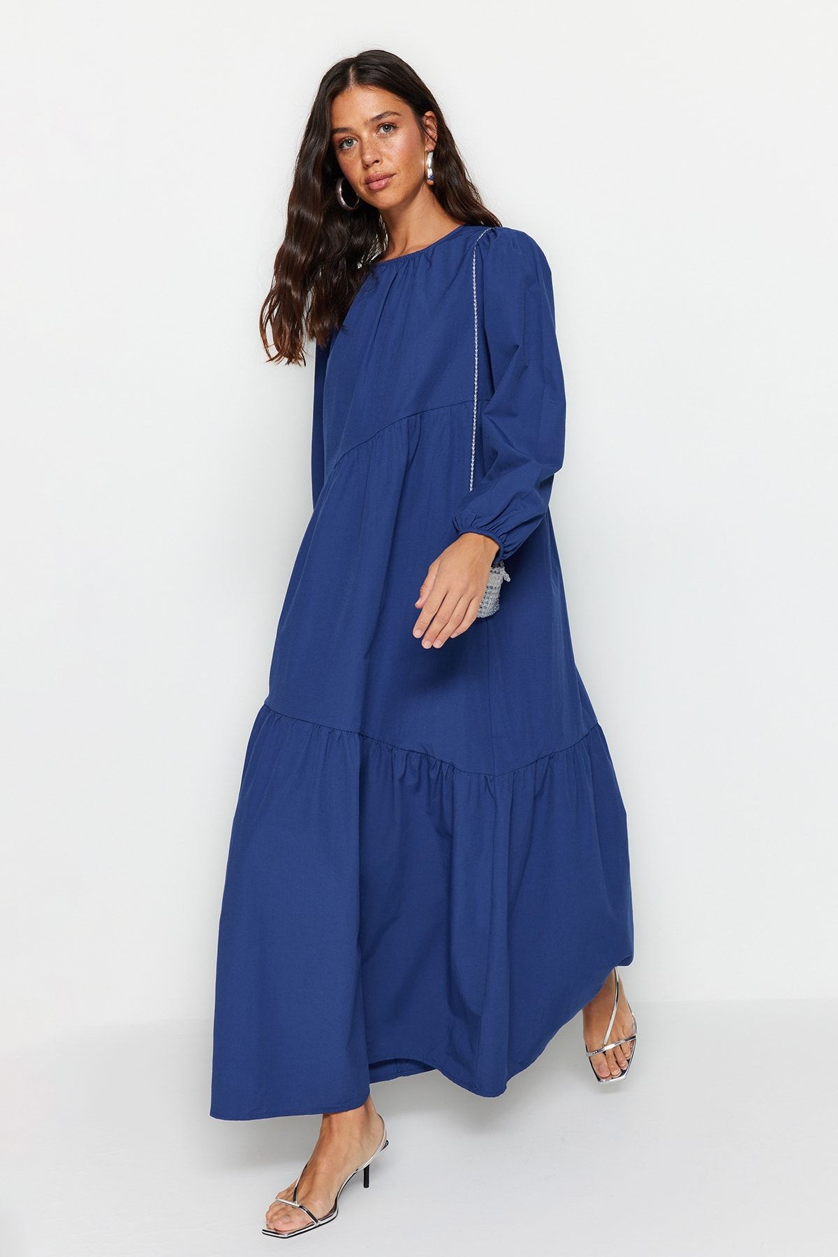 Trendyol Modest Saks Gather Detailní Wide Fit bavlněné tkané šaty TCTSS21EL3470