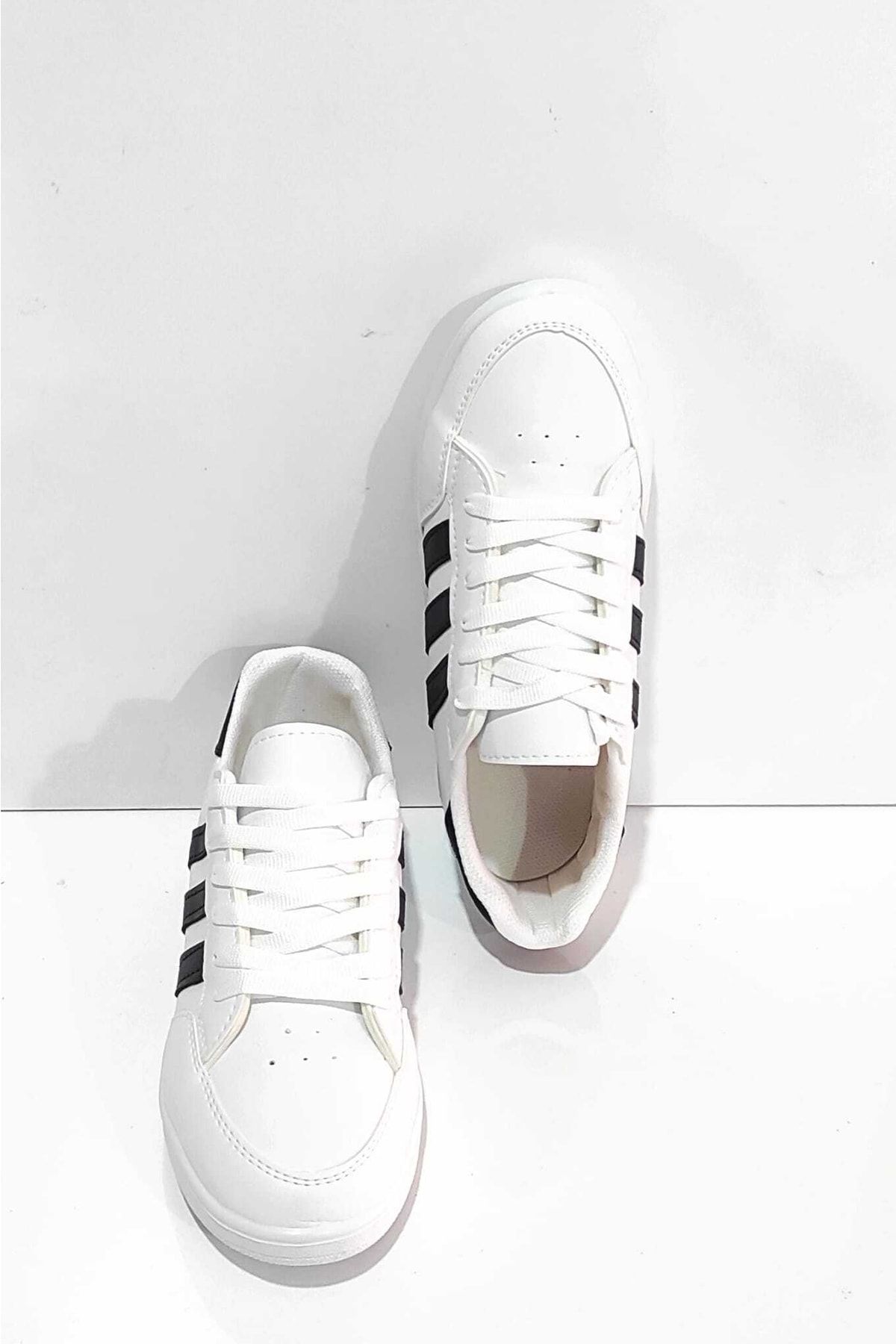 White shoes with three black shop stripes