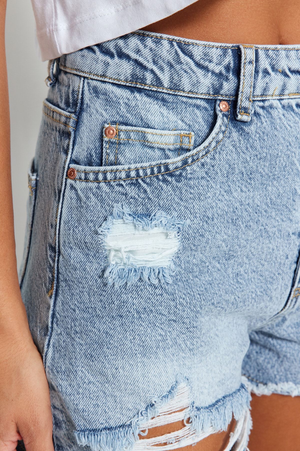 Trendyol Collection-Hellblaue, zerrissene Mini-Jeansshorts mit hoher Taille TWOSS23SR00278 5