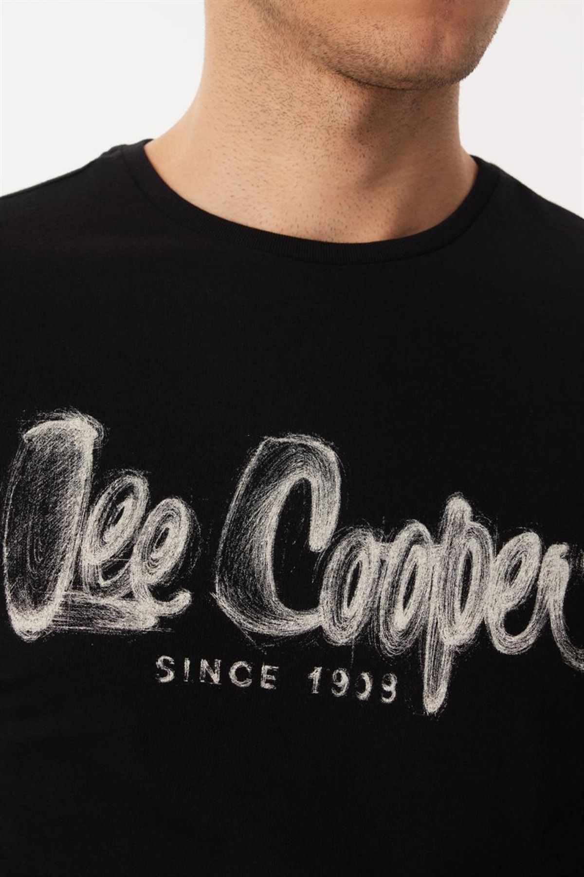 تی شرت مشکی مردانه سیاه 232 LCM 242029 Le DrawingLogo O Yaka Lee Cooper
