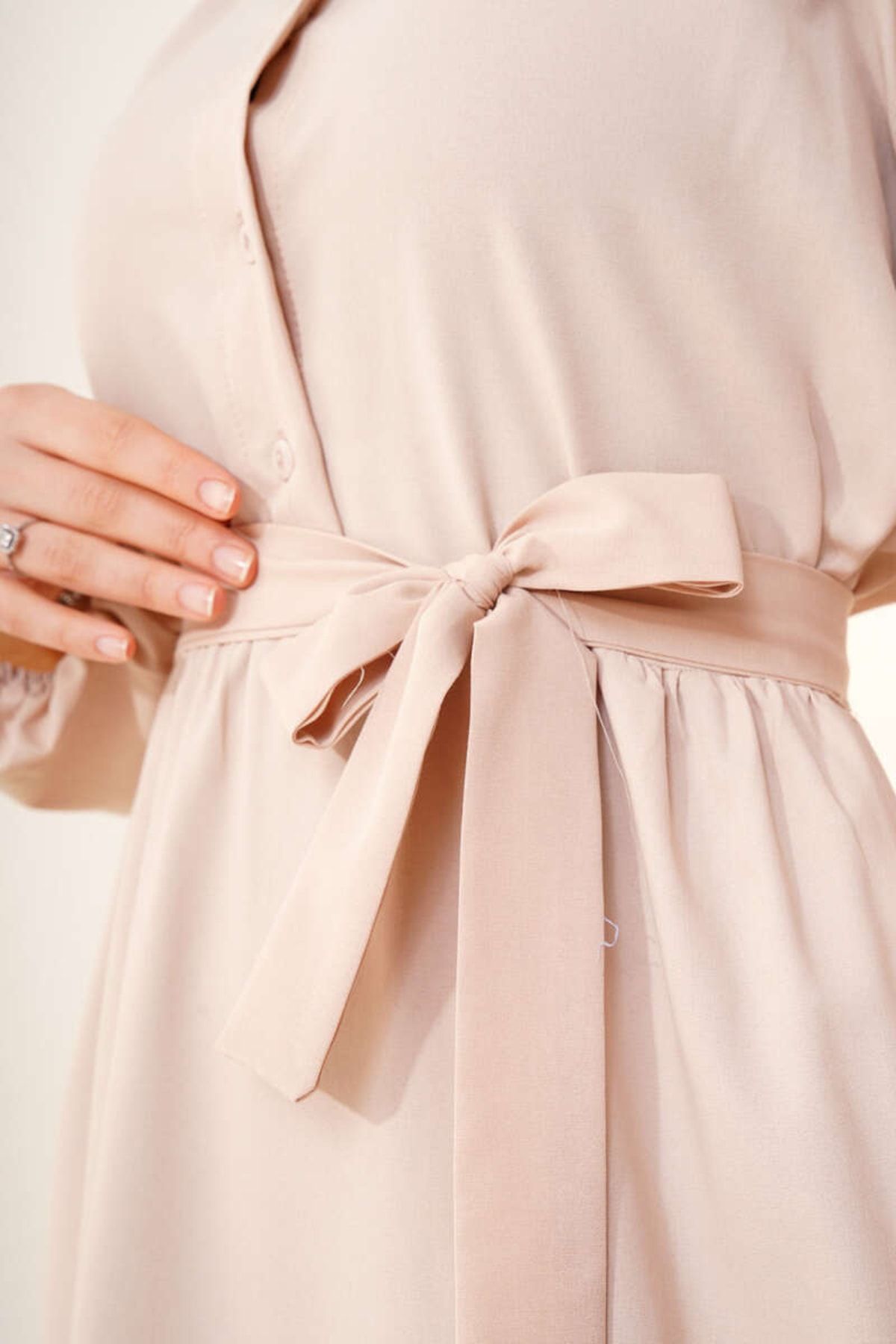 benguen-428 Wunderschönes Hijab-Kleid mit Kragen und Knöpfen in Beige 3