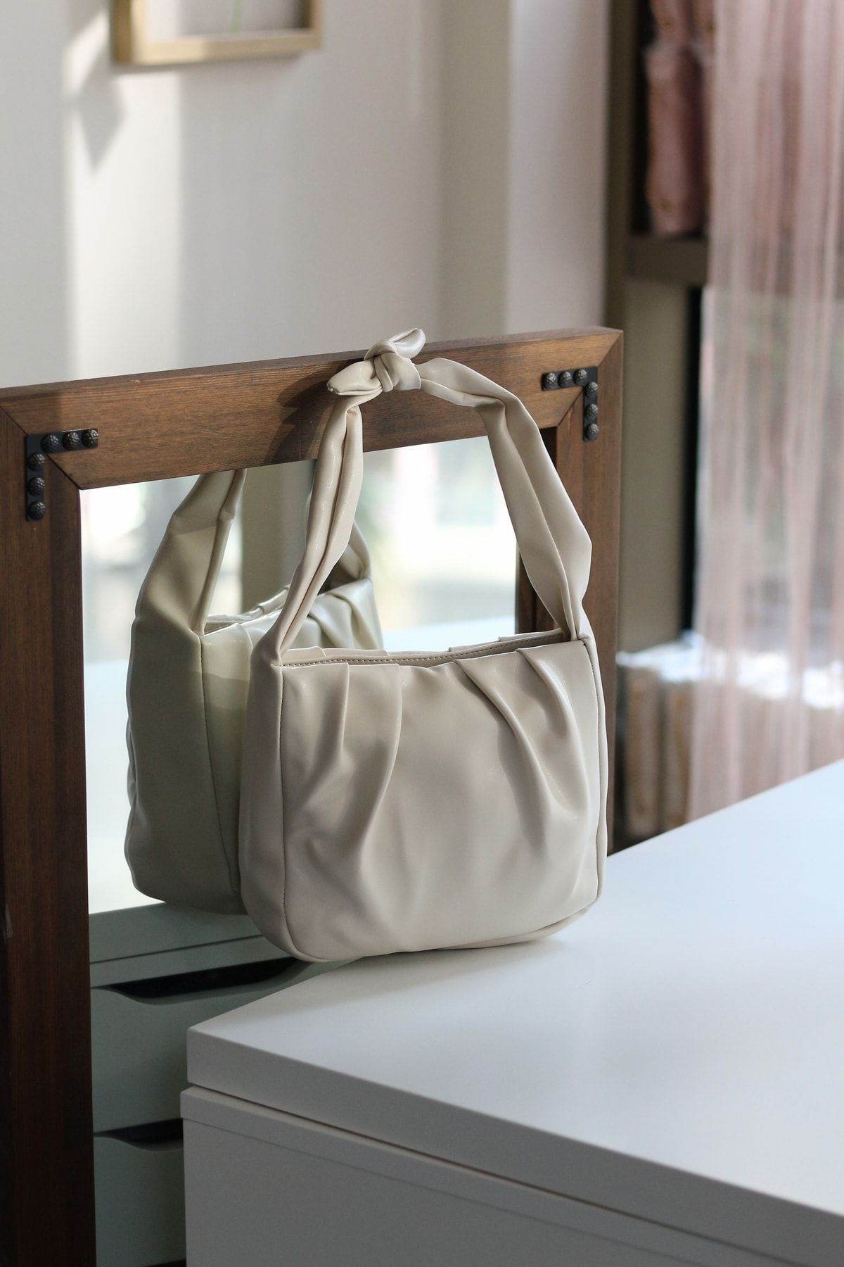 Tote bag with sales gathered side detail