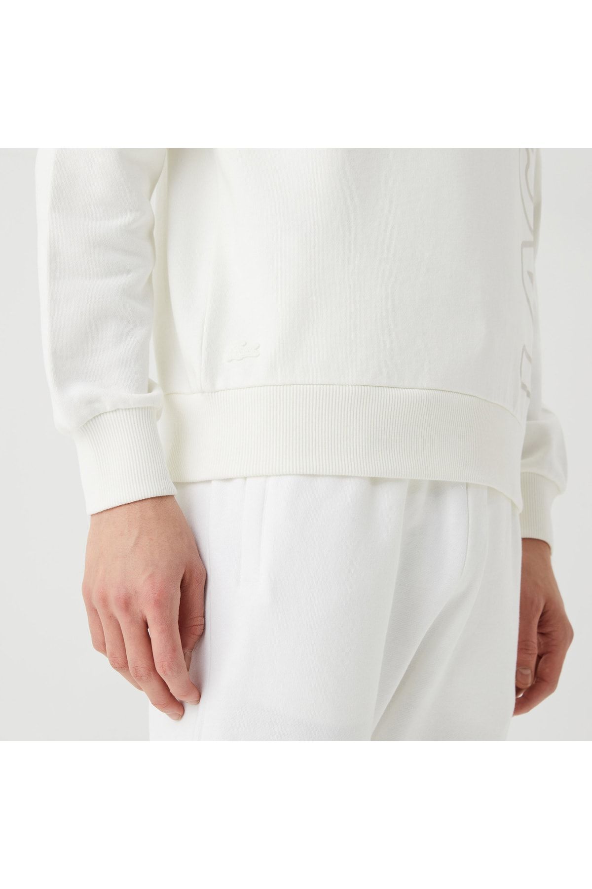 Lacoste یونسکس با لباس مناسب پیراهن سفید