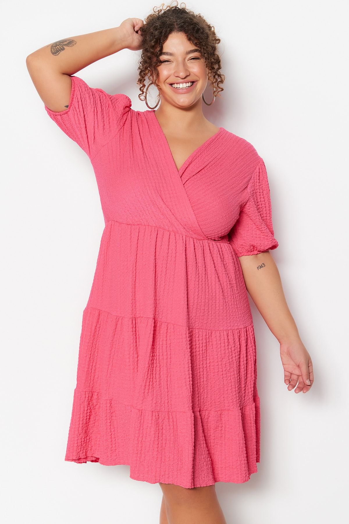 Trendyol Curve-Rochie tricotată Fuchsia Skater, cu decolteu în V, cu închidere la dublu piept, TBBSS22EL2987 1
