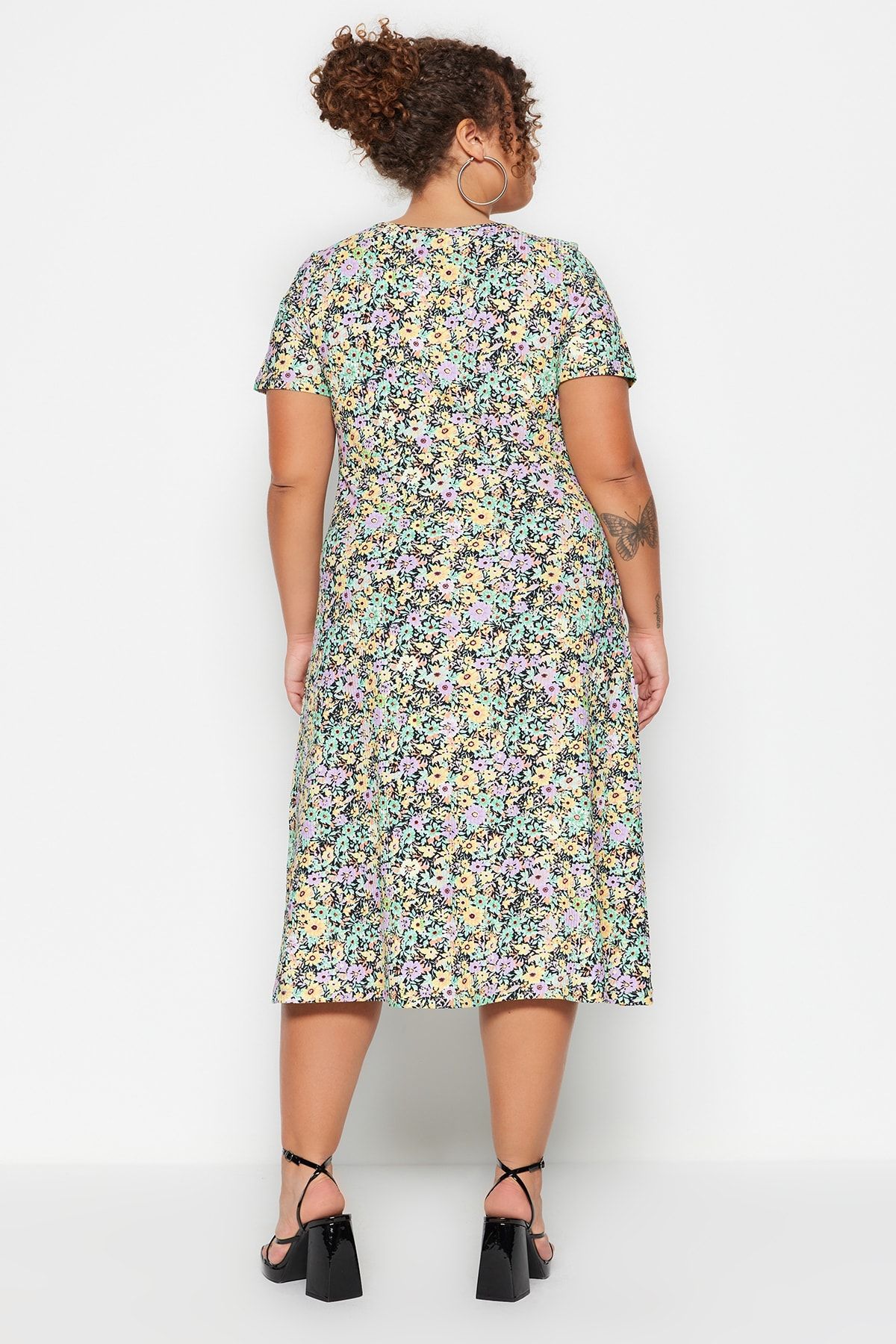 Trendyol Curve-Різнобарвна сукня на ґудзиках з квітковим візерунком Orme Plus Size TBBSS23AH00240 5
