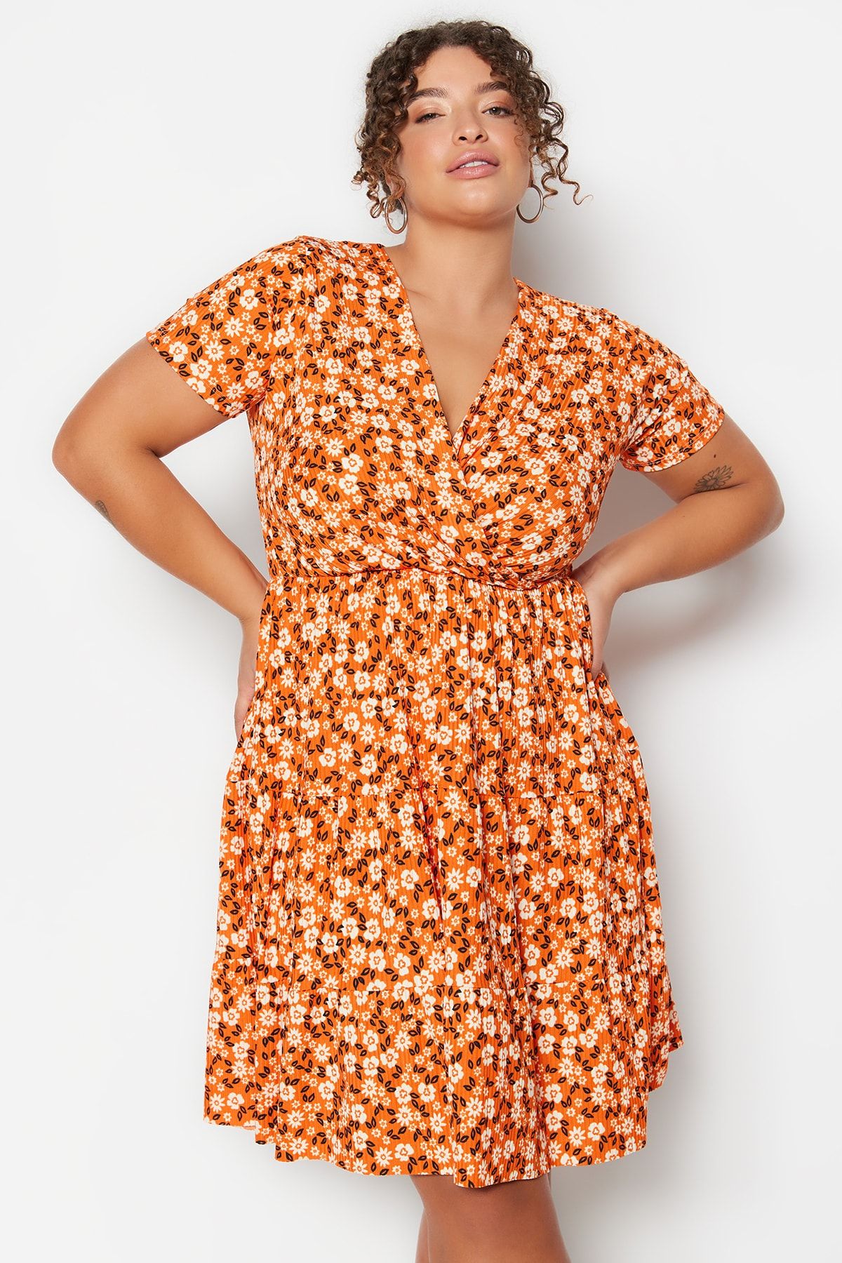 Trendyol Curve-Помаранчева сукня з квітковим візерунком з V-подібним вирізом Orme Plus Size TBBSS22EL1638 2