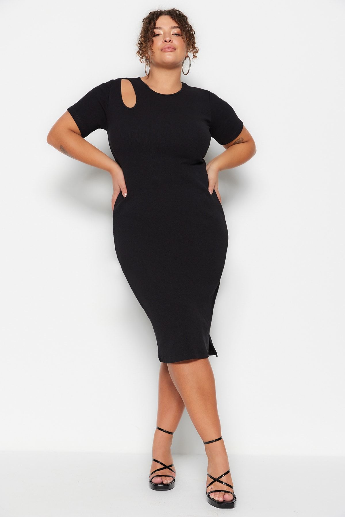 Trendyol Curve Czarna Sznurowana Sukienka Z Wycięciem I Szczegółowymi Rozcięciami Kobieta - 6XL