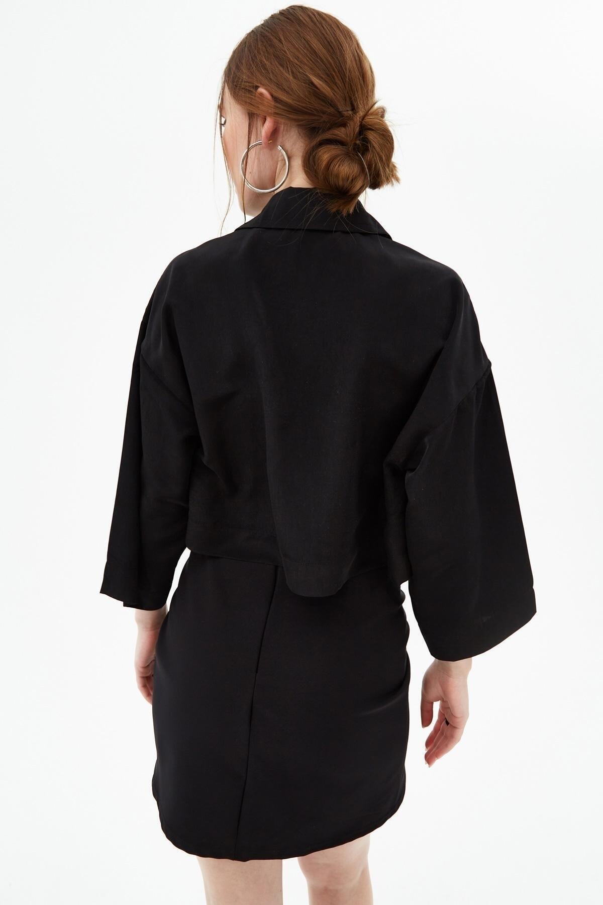 Pattaya-Damenbluse aus Satin mit klassischem Kragen und kurzem Schnitt P21s201-0761 4
