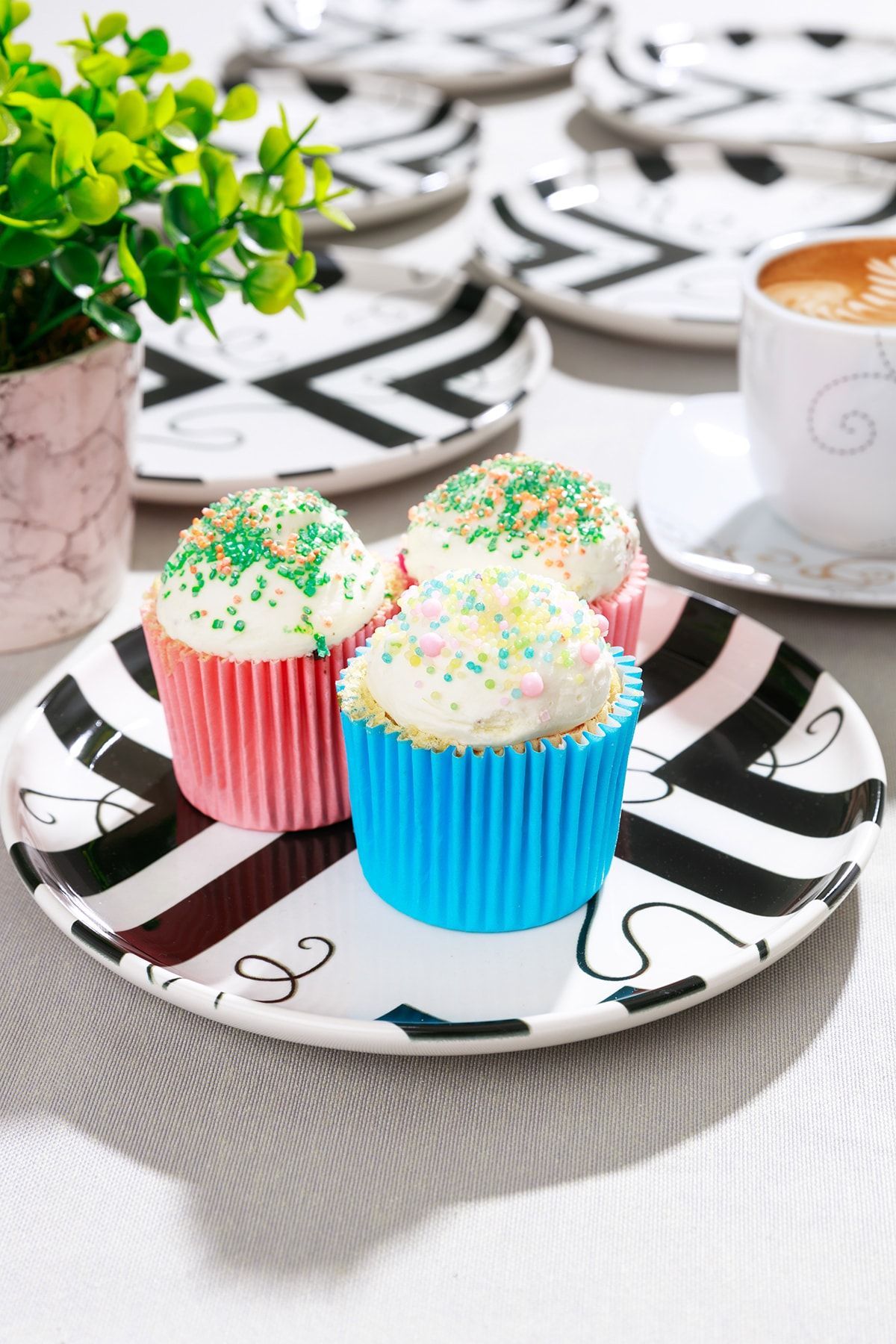 URAMUTFAK Set of 6 Cake Plates Striped Pattern Hand Made 20cm Round Cake Plates