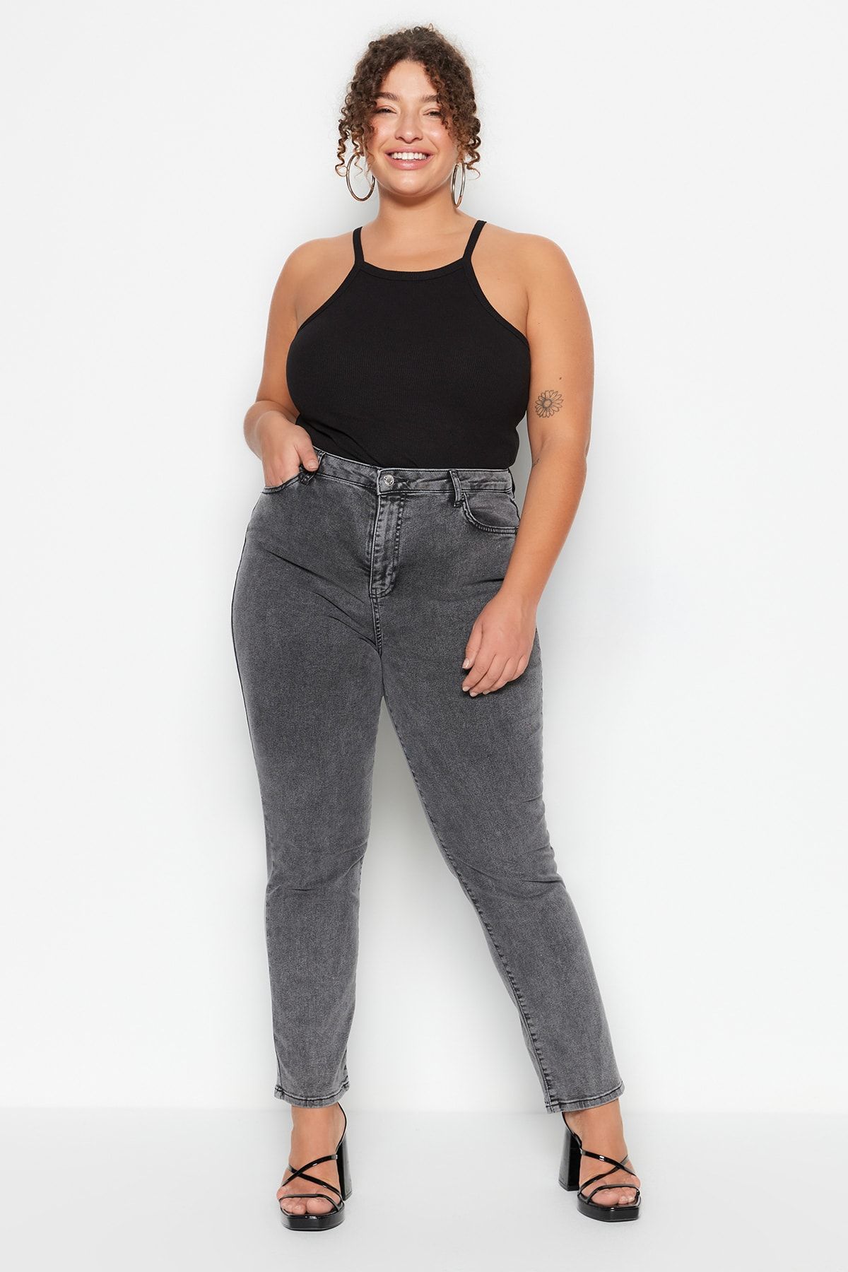 Calça Mom Fit Plus Size - Julie Curves - Moda Plus Size