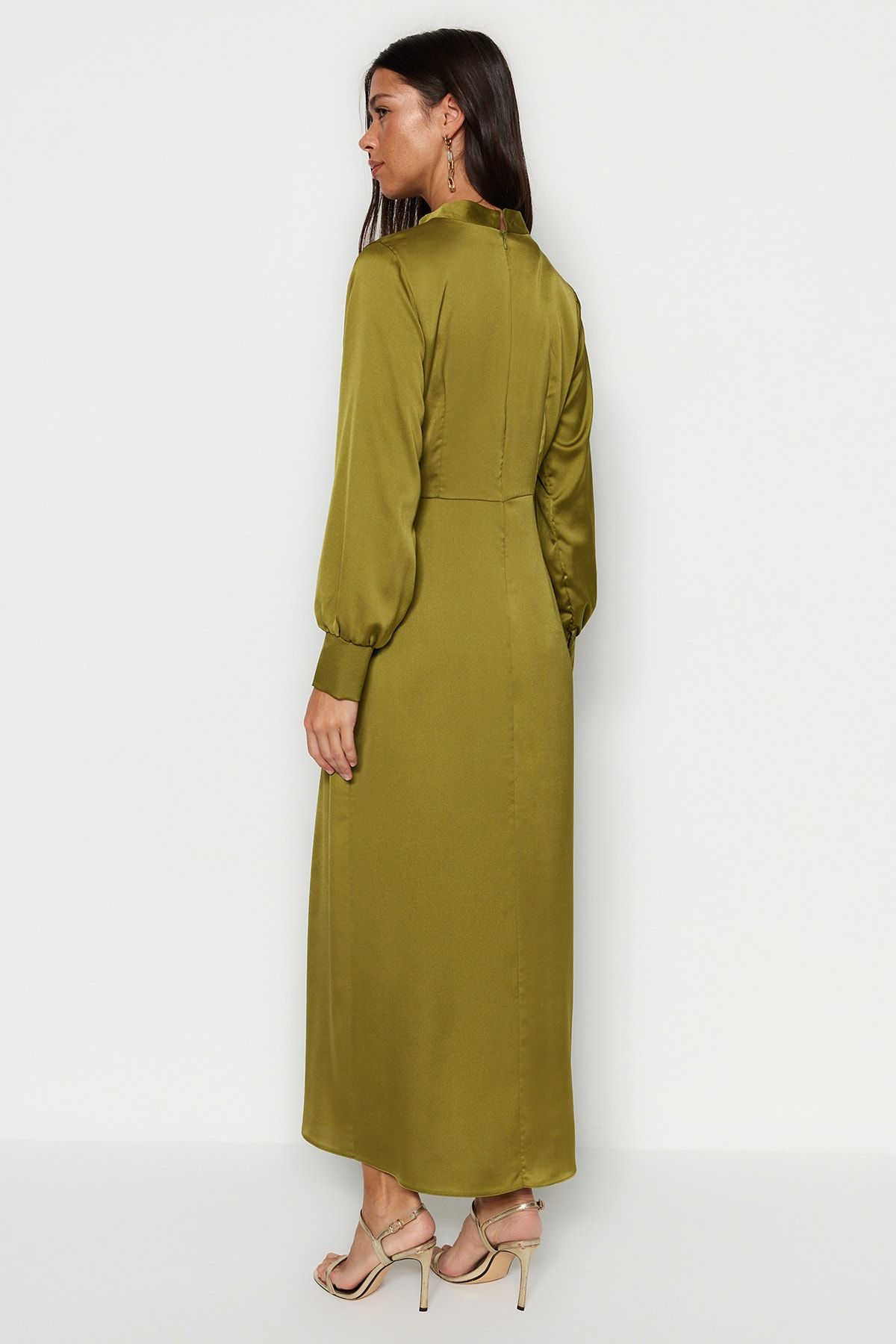 Trendyol Modest-Ölgrünes Satin-Abendkleid mit geraffter Taille TCTSS23DB00043 6